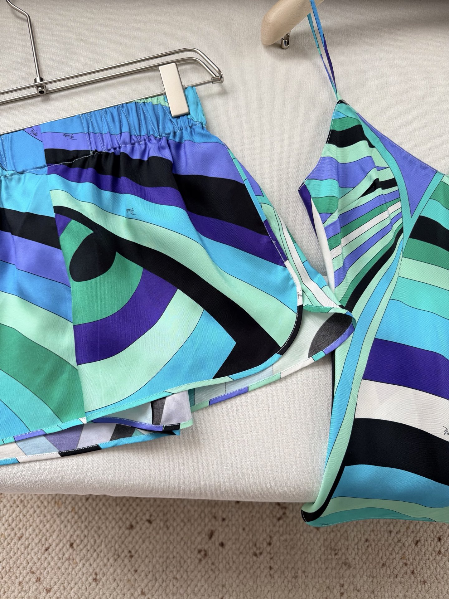 现货‼️‼️/真丝缎布短裤✨100%重磅斜纹真丝，饰有不会规则Lride漩涡随机印花，松紧弹力腰头，侧叉