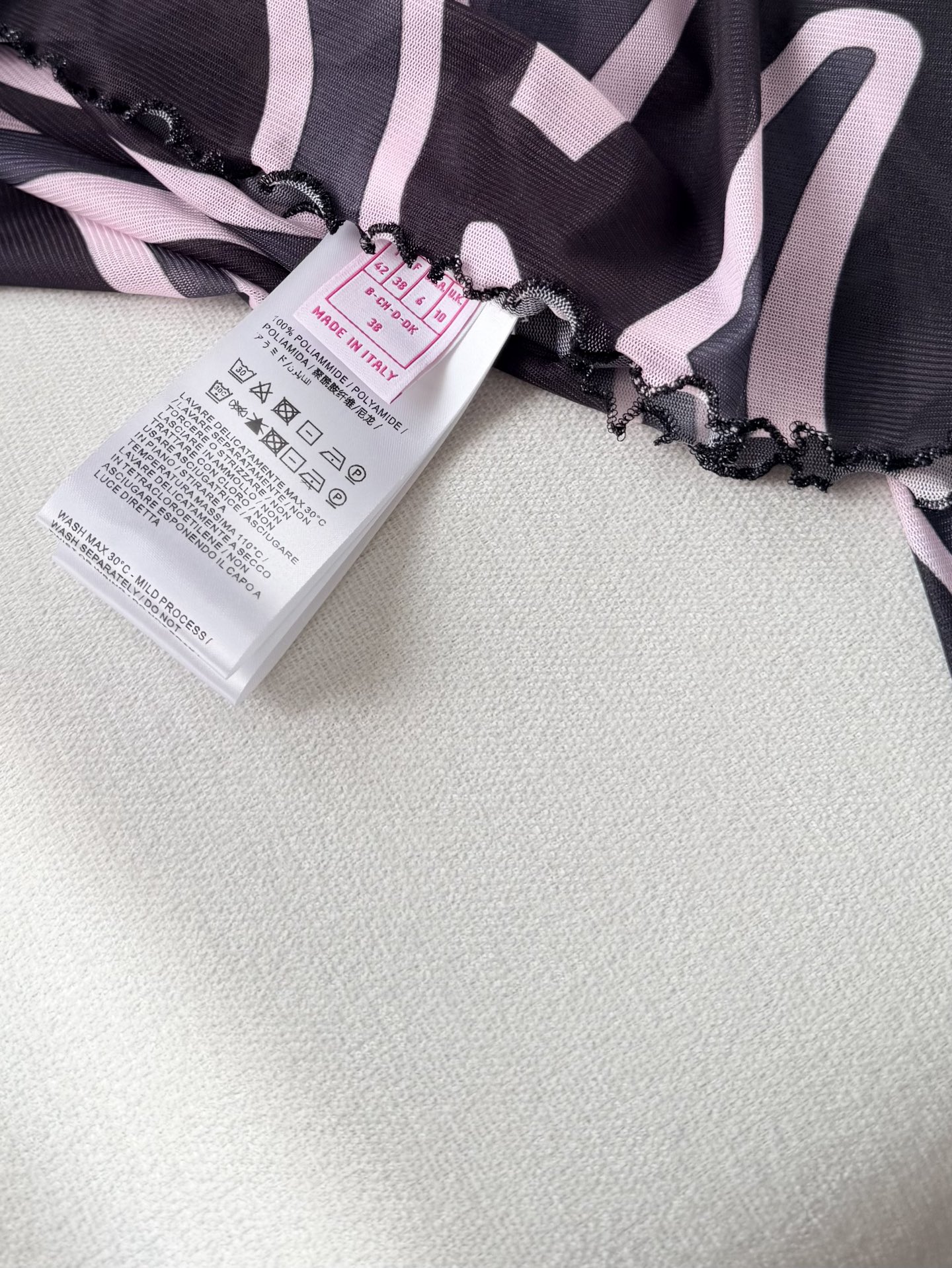 现货‼️‼️/黑色薄纱透视上衣✨典藏的“Marmo”漩涡图案环绕印花，薄纱罩衫式上衣，轻盈有弹力的网布制