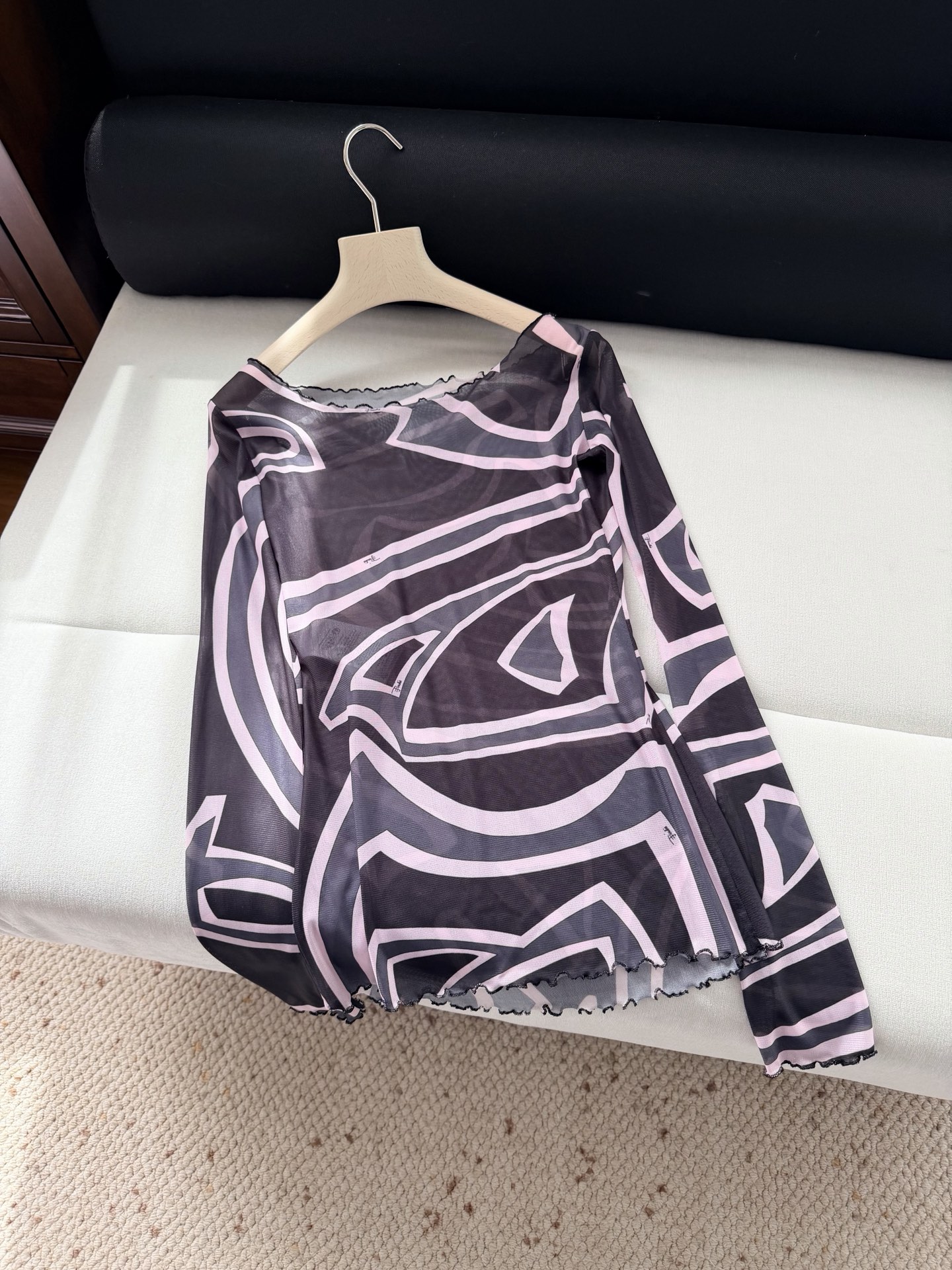 现货‼️‼️/黑色薄纱透视上衣✨典藏的“Marmo”漩涡图案环绕印花，薄纱罩衫式上衣，轻盈有弹力的网布制