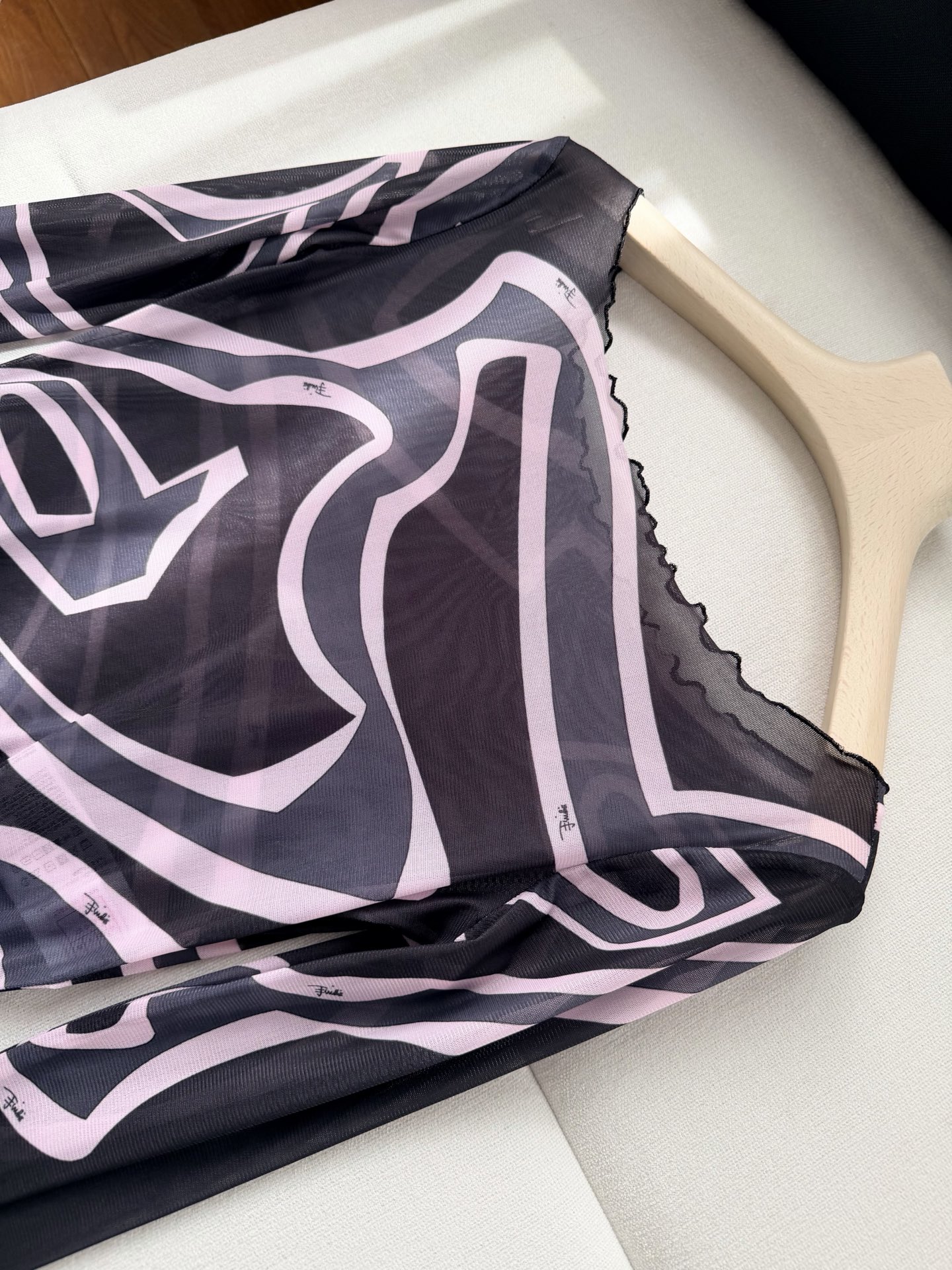 现货‼️‼️/黑色薄纱透视上衣✨典藏的“Marmo”漩涡图案环绕印花，薄纱罩衫式上衣，轻盈有弹力的网布制