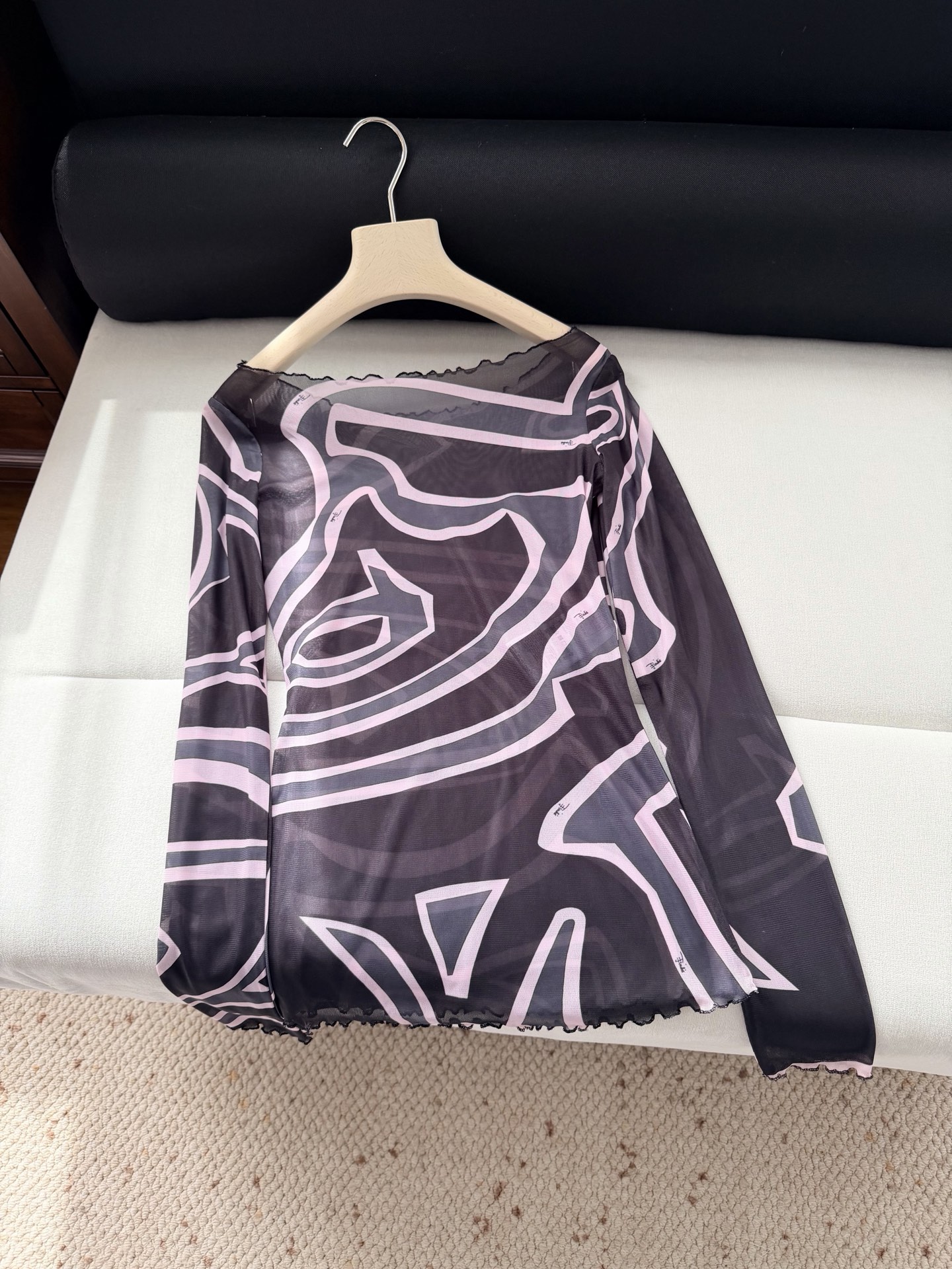 现货‼️‼️/黑色薄纱透视上衣✨典藏的“Marmo”漩涡图案环绕印花，薄纱罩衫式上衣，轻盈有弹力的网布制