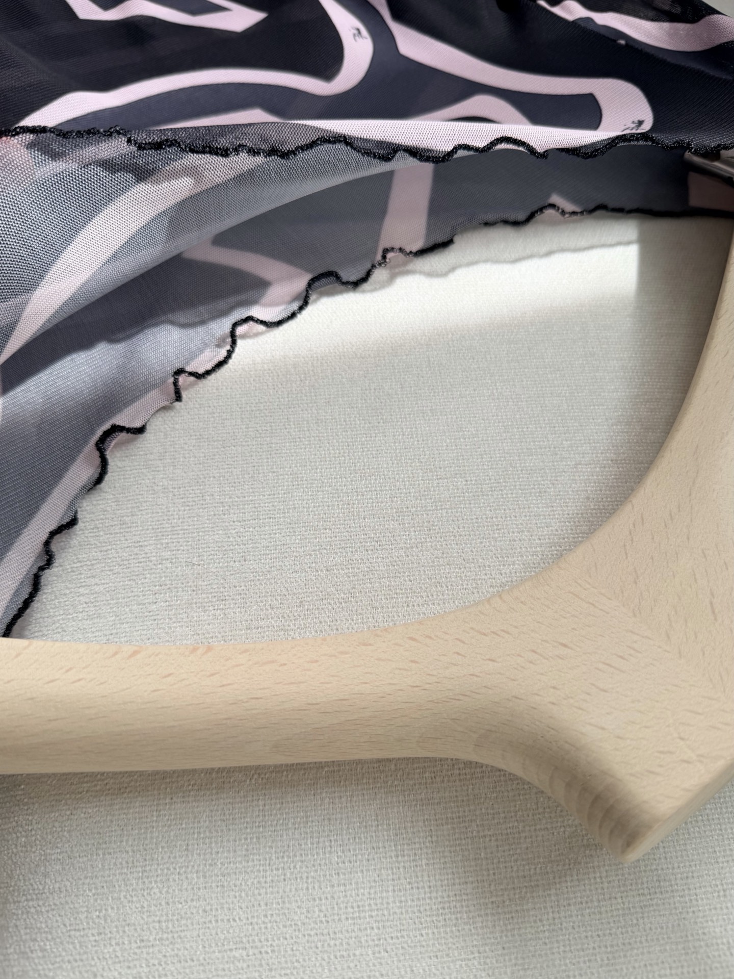 现货‼️‼️/黑色薄纱透视上衣✨典藏的“Marmo”漩涡图案环绕印花，薄纱罩衫式上衣，轻盈有弹力的网布制