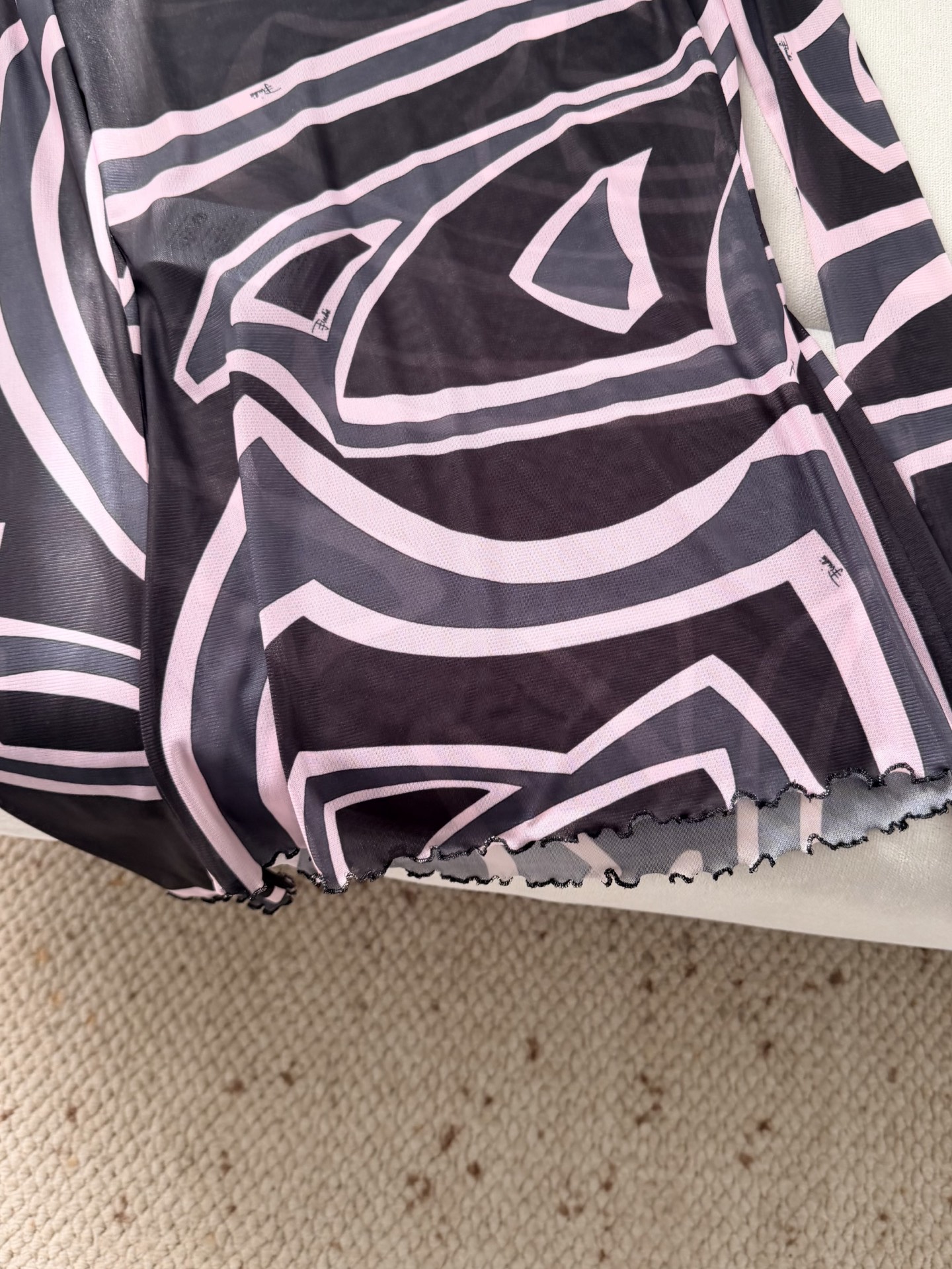 现货‼️‼️/黑色薄纱透视上衣✨典藏的“Marmo”漩涡图案环绕印花，薄纱罩衫式上衣，轻盈有弹力的网布制