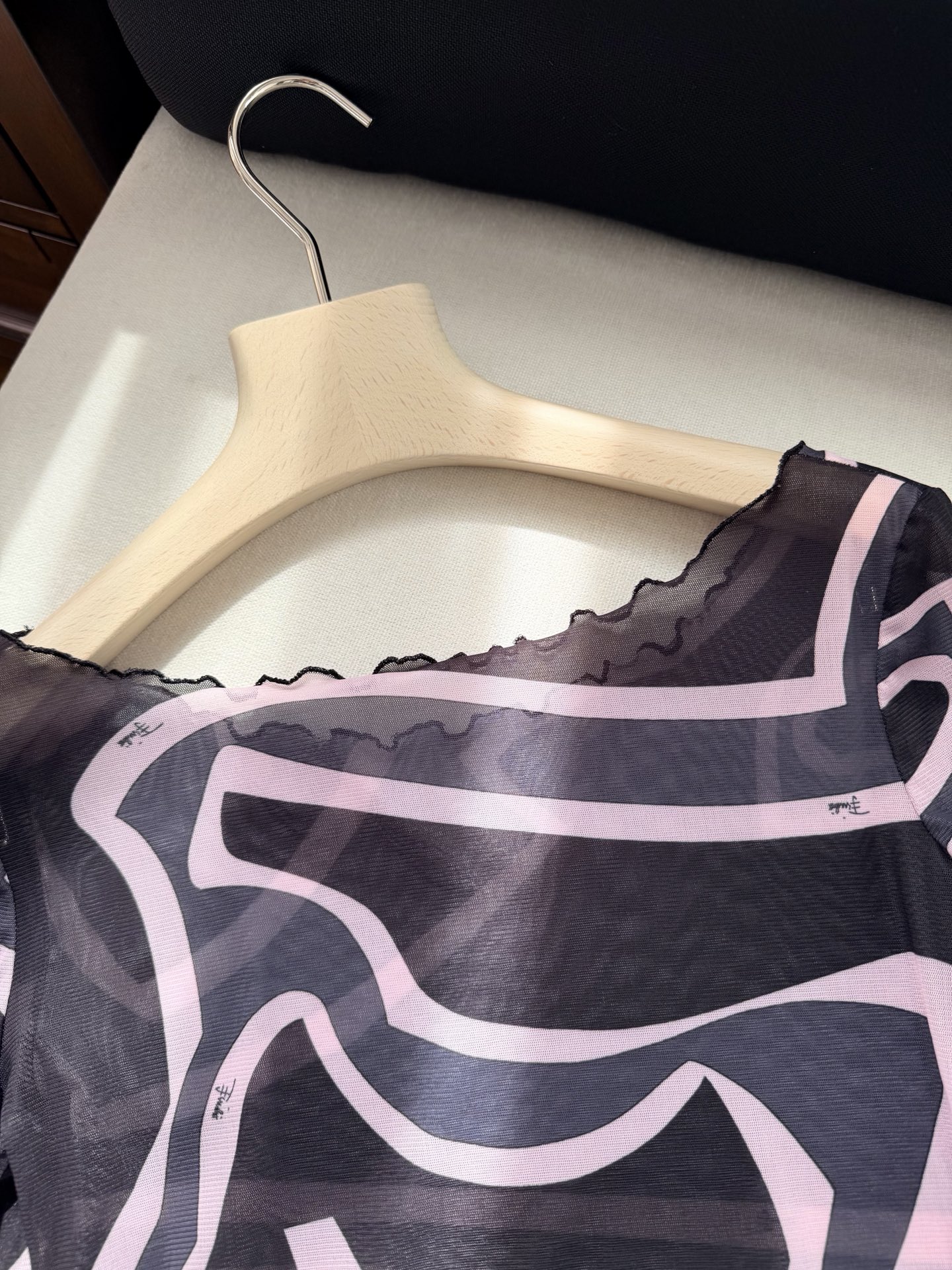 现货‼️‼️/黑色薄纱透视上衣✨典藏的“Marmo”漩涡图案环绕印花，薄纱罩衫式上衣，轻盈有弹力的网布制