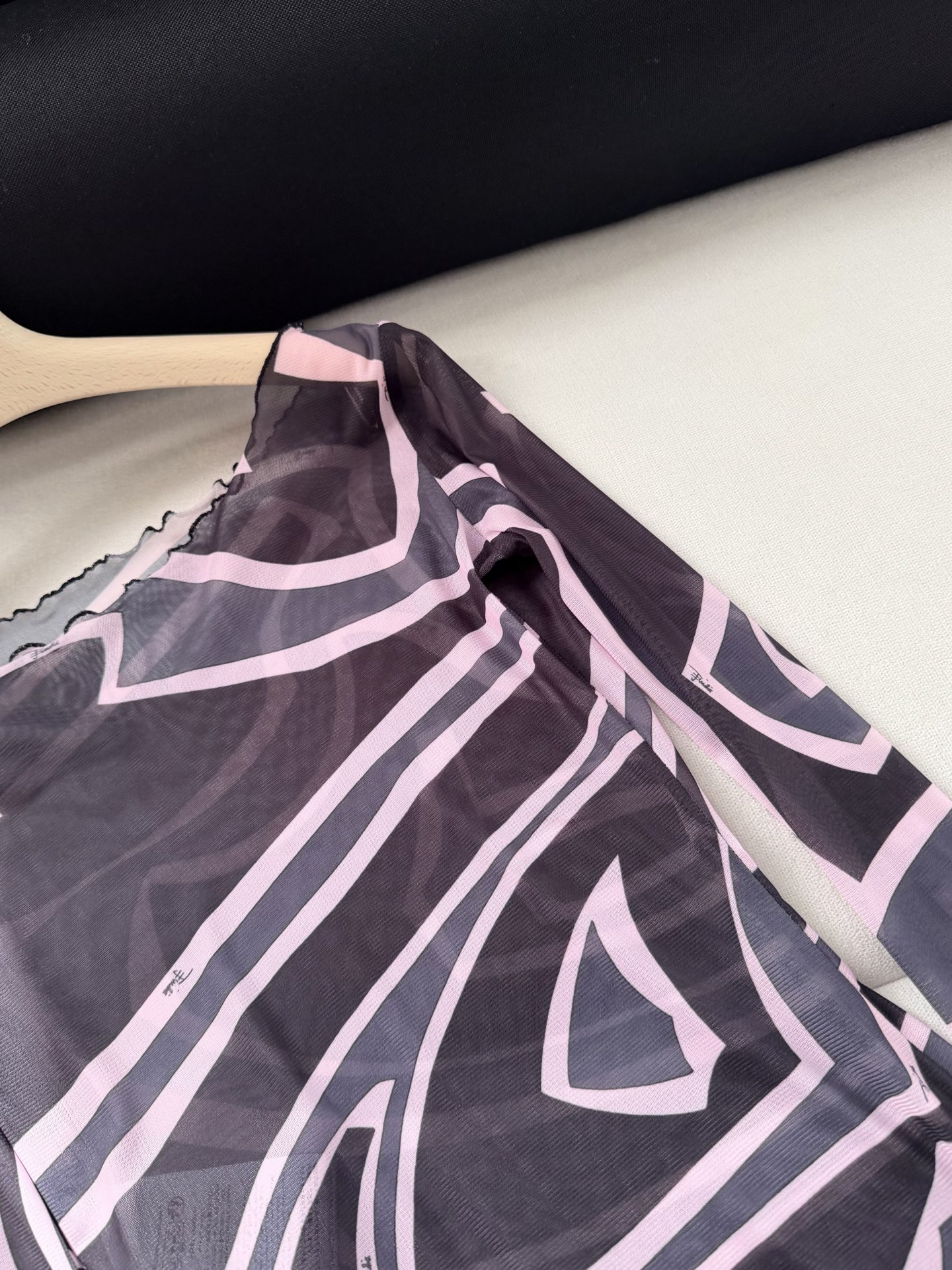 现货‼️‼️/黑色薄纱透视上衣✨典藏的“Marmo”漩涡图案环绕印花，薄纱罩衫式上衣，轻盈有弹力的网布制