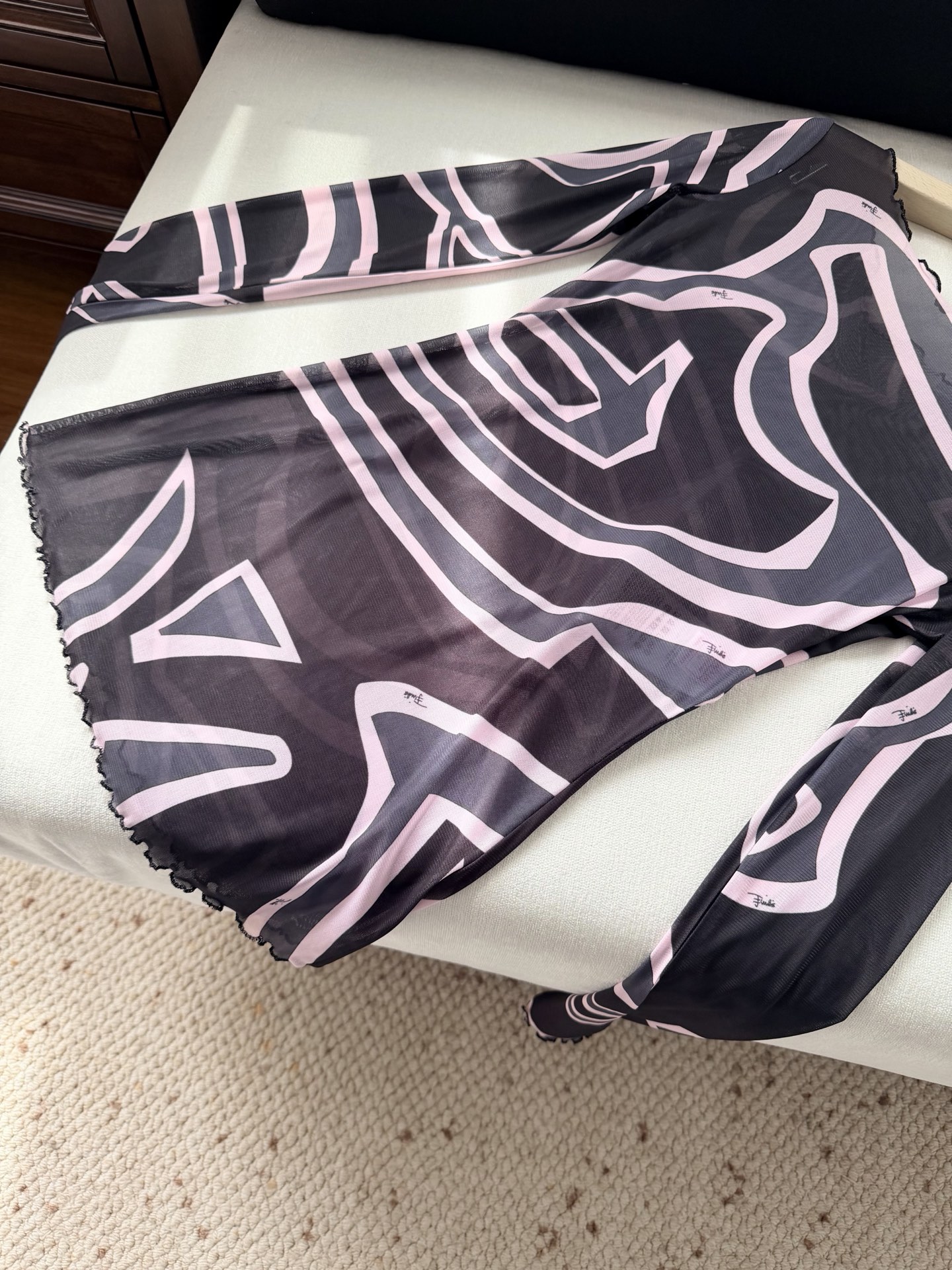 现货‼️‼️/黑色薄纱透视上衣✨典藏的“Marmo”漩涡图案环绕印花，薄纱罩衫式上衣，轻盈有弹力的网布制