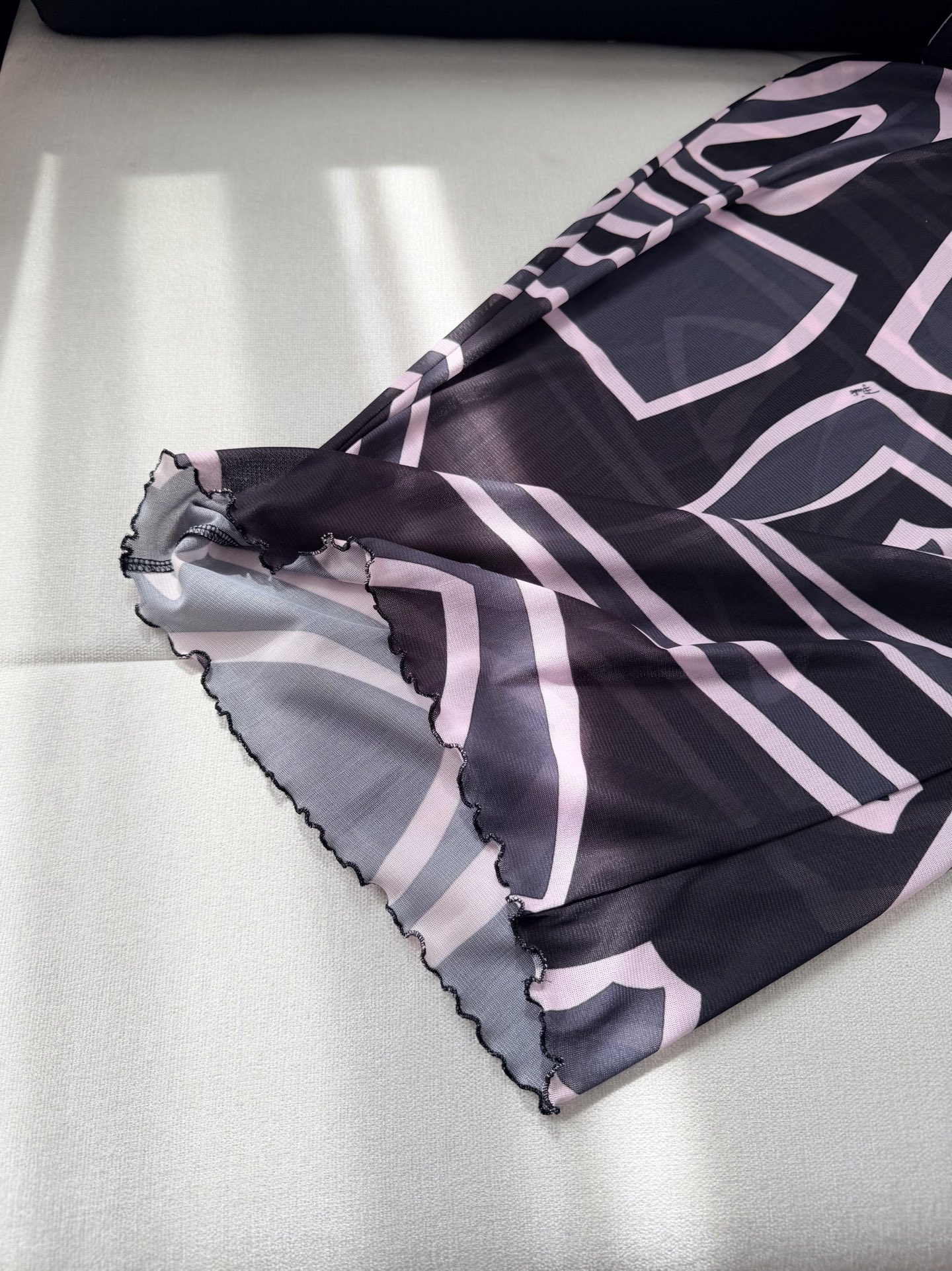 现货‼️‼️/黑色薄纱透视半裙✨典藏的“Marmo”漩涡图案环绕印花，轻盈有弹力的薄纱网布制成 修身裁剪