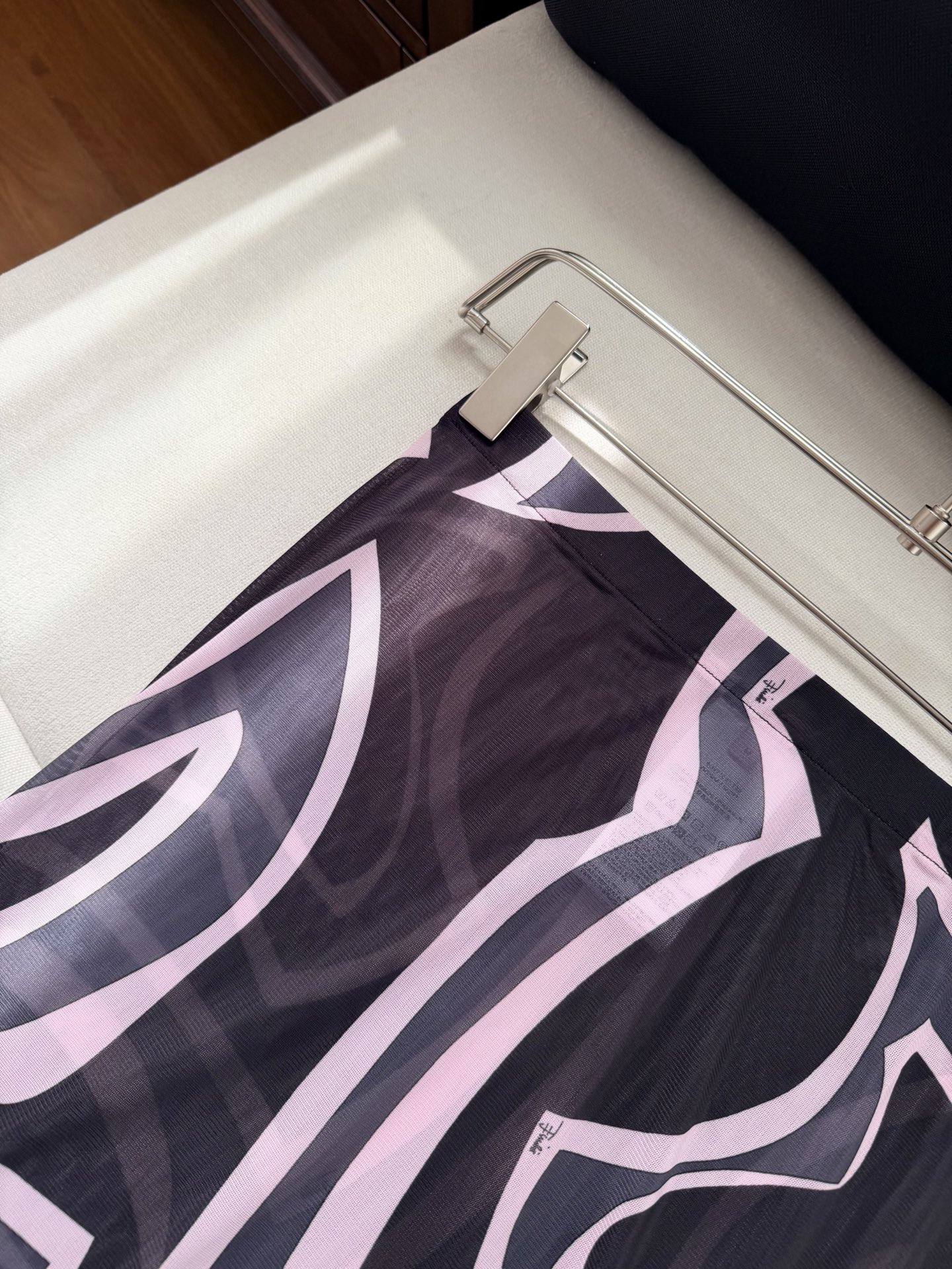 现货‼️‼️/黑色薄纱透视半裙✨典藏的“Marmo”漩涡图案环绕印花，轻盈有弹力的薄纱网布制成 修身裁剪