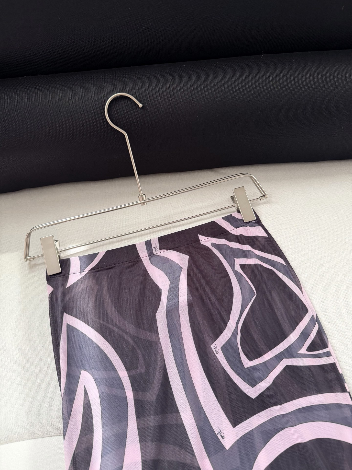 现货‼️‼️/黑色薄纱透视半裙✨典藏的“Marmo”漩涡图案环绕印花，轻盈有弹力的薄纱网布制成 修身裁剪