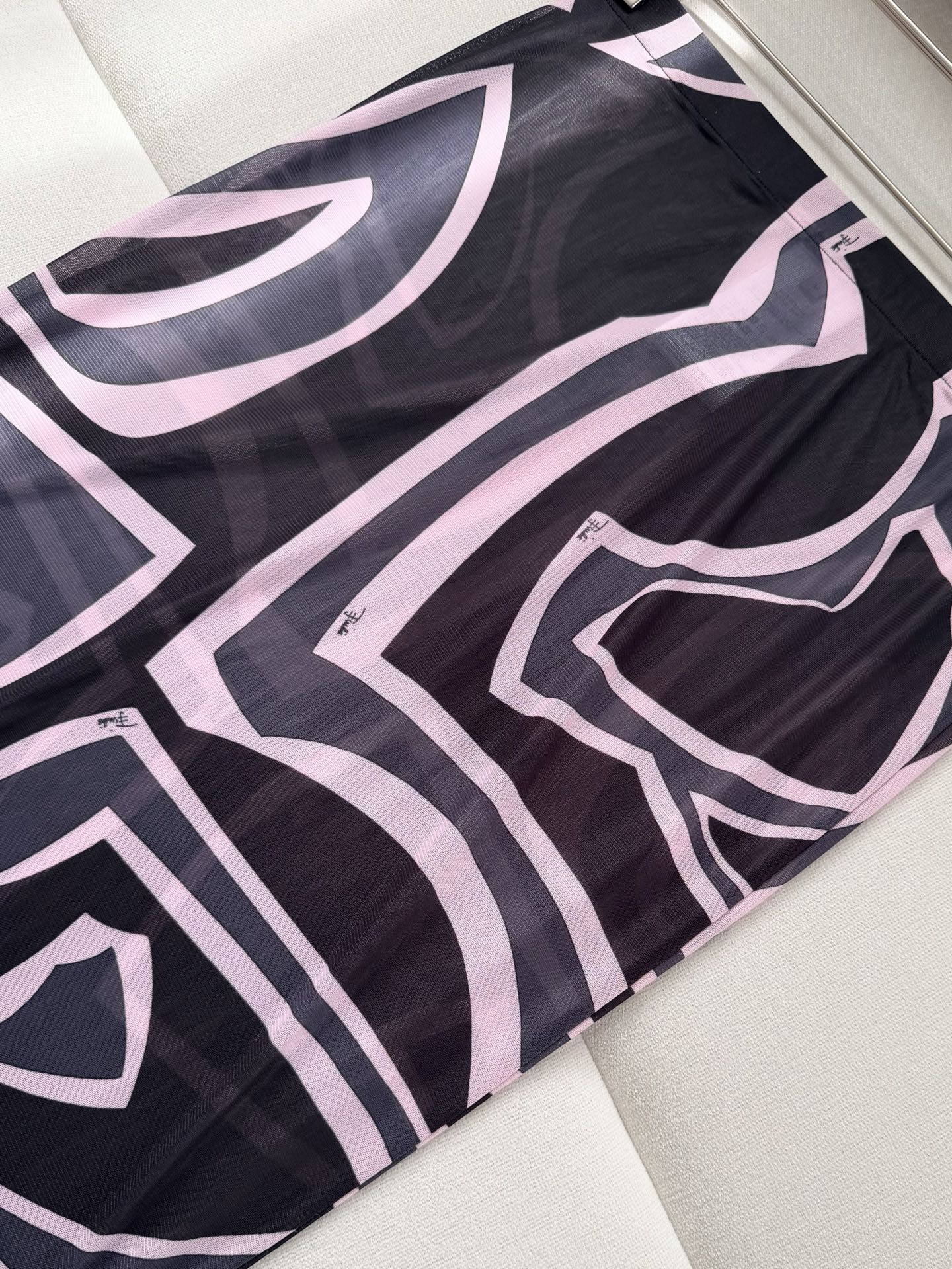 现货‼️‼️/黑色薄纱透视半裙✨典藏的“Marmo”漩涡图案环绕印花，轻盈有弹力的薄纱网布制成 修身裁剪