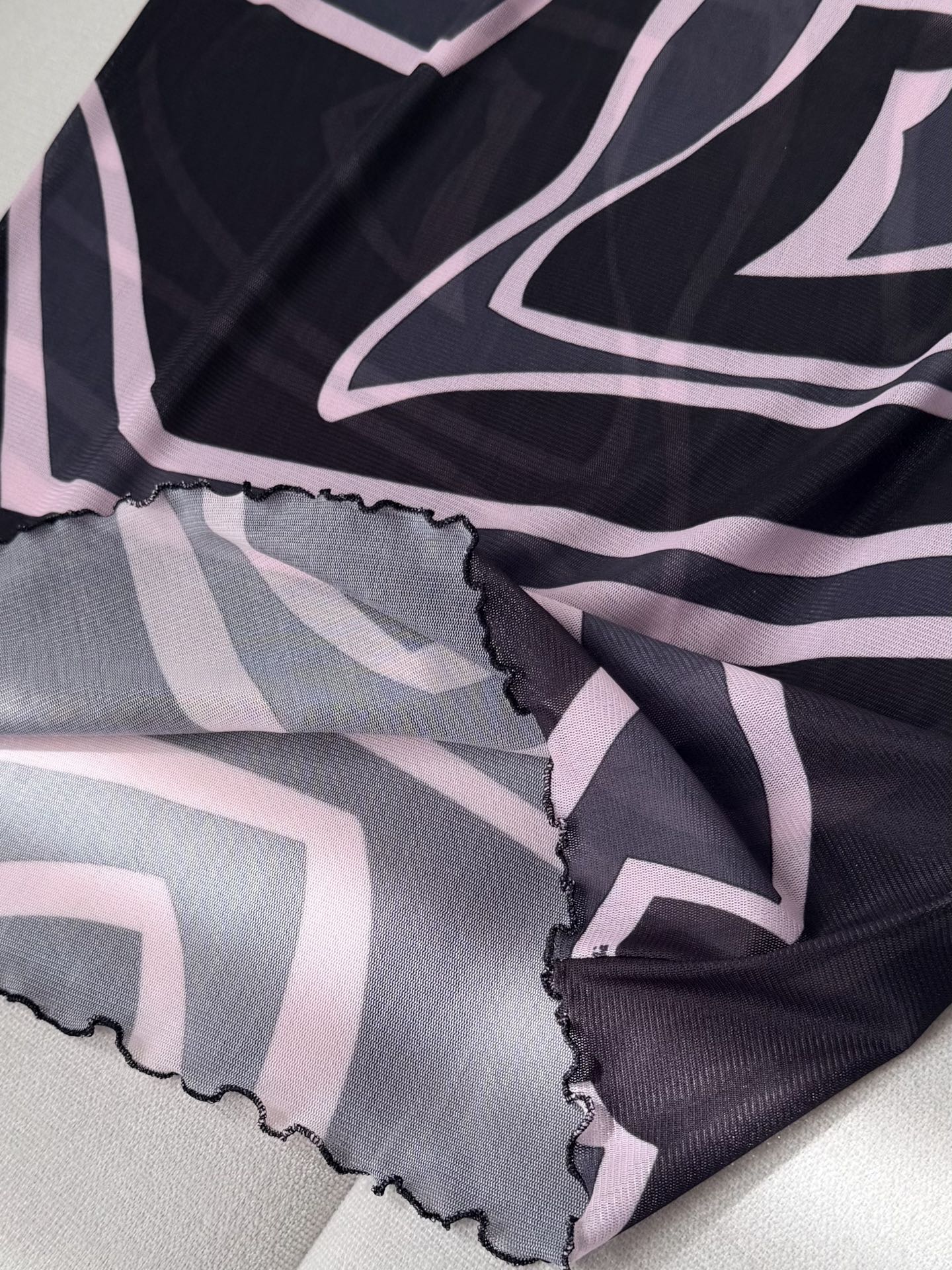 现货‼️‼️/黑色薄纱透视半裙✨典藏的“Marmo”漩涡图案环绕印花，轻盈有弹力的薄纱网布制成 修身裁剪