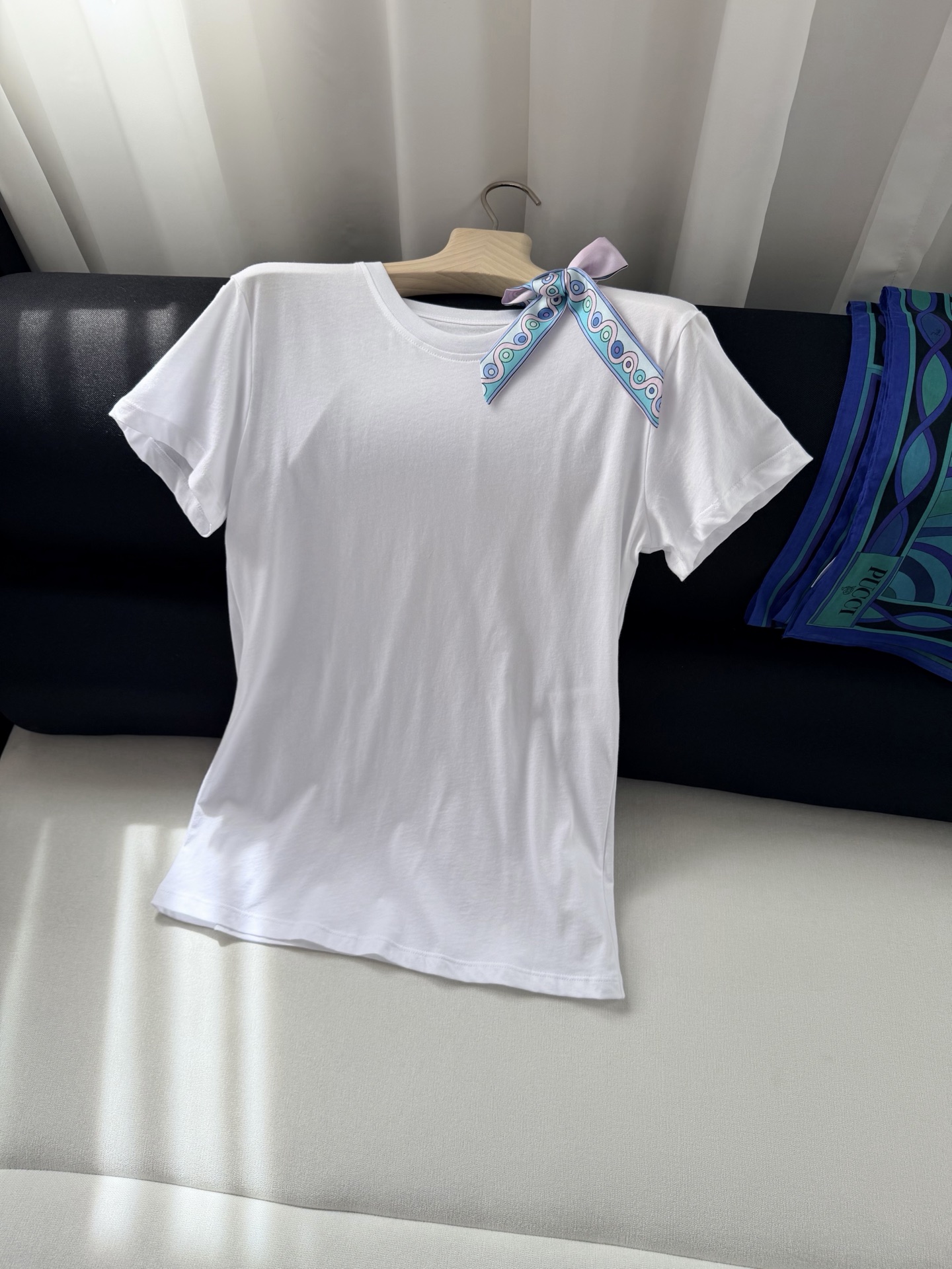 现货‼️‼️/飘带圆领T恤✨100%平纹针织棉质、飘带100%真丝，肩饰有印花真丝系带蝴蝶结，直身裁剪下