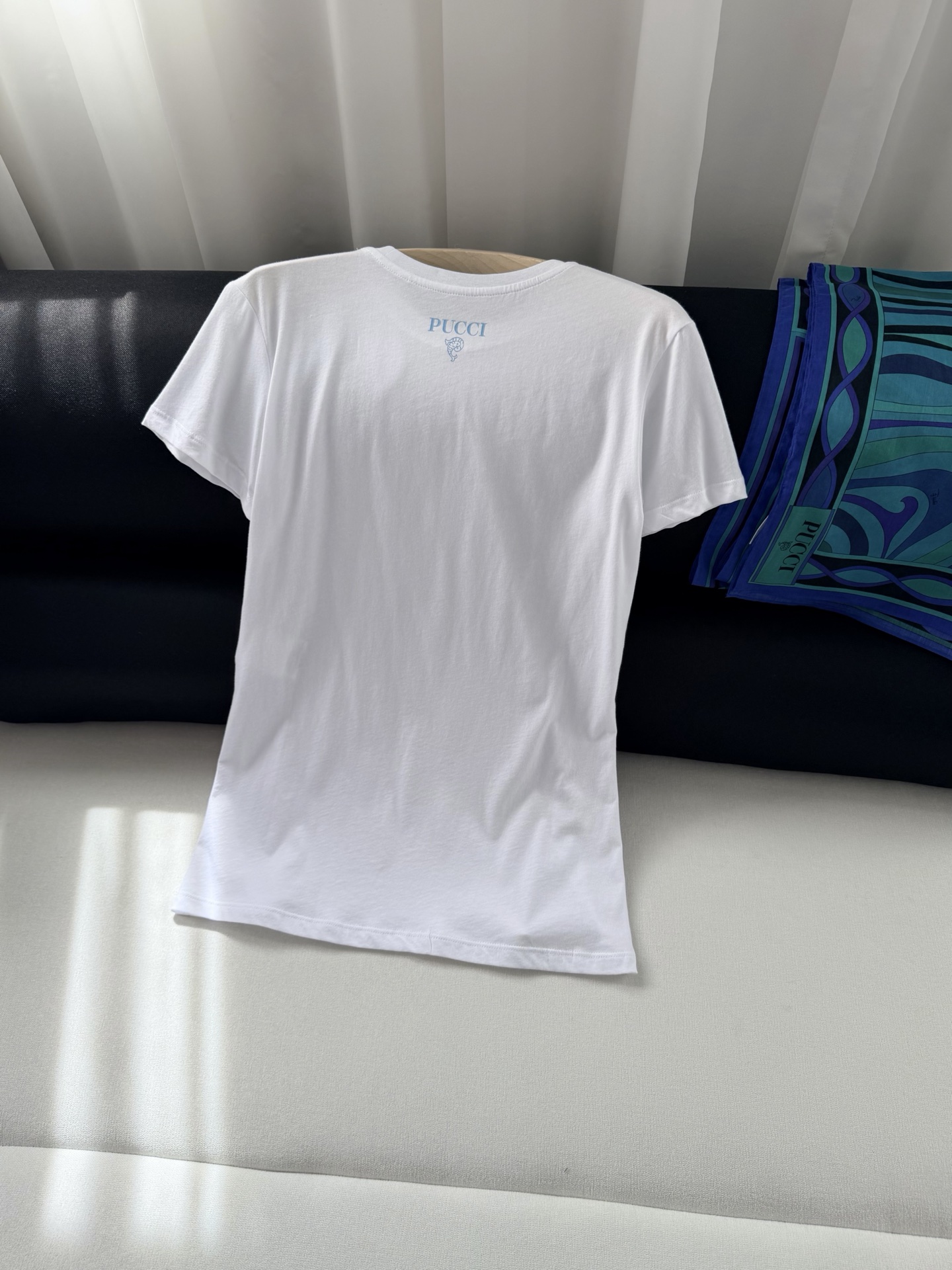 现货‼️‼️/飘带圆领T恤✨100%平纹针织棉质、飘带100%真丝，肩饰有印花真丝系带蝴蝶结，直身裁剪下