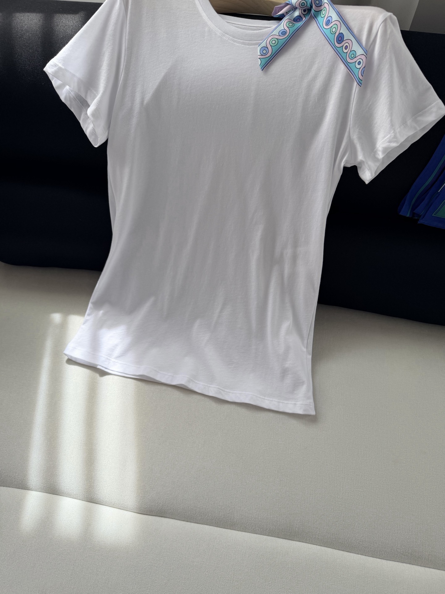 现货‼️‼️/飘带圆领T恤✨100%平纹针织棉质、飘带100%真丝，肩饰有印花真丝系带蝴蝶结，直身裁剪下