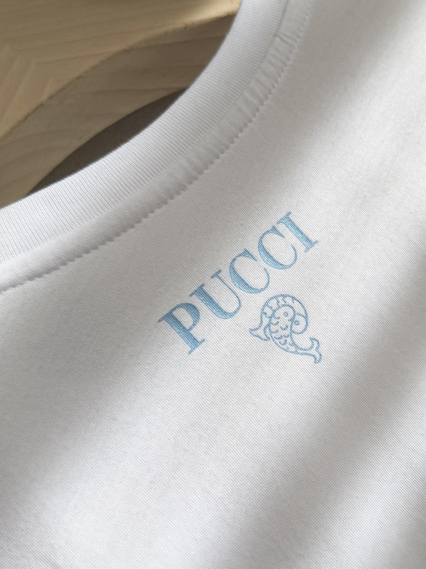 现货‼️‼️/飘带圆领T恤✨100%平纹针织棉质、飘带100%真丝，肩饰有印花真丝系带蝴蝶结，直身裁剪下