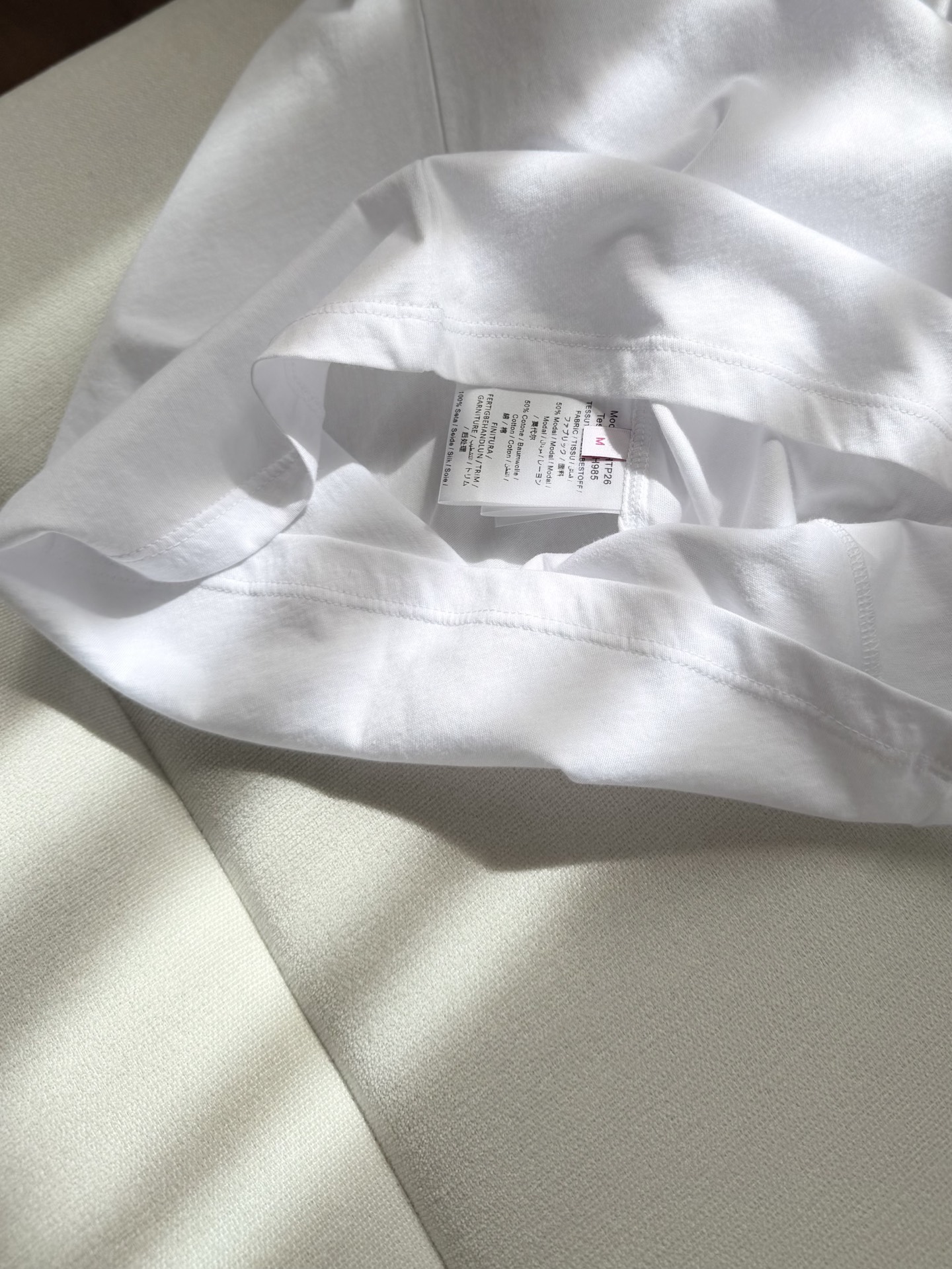 现货‼️‼️/飘带圆领T恤✨100%平纹针织棉质、飘带100%真丝，肩饰有印花真丝系带蝴蝶结，直身裁剪下