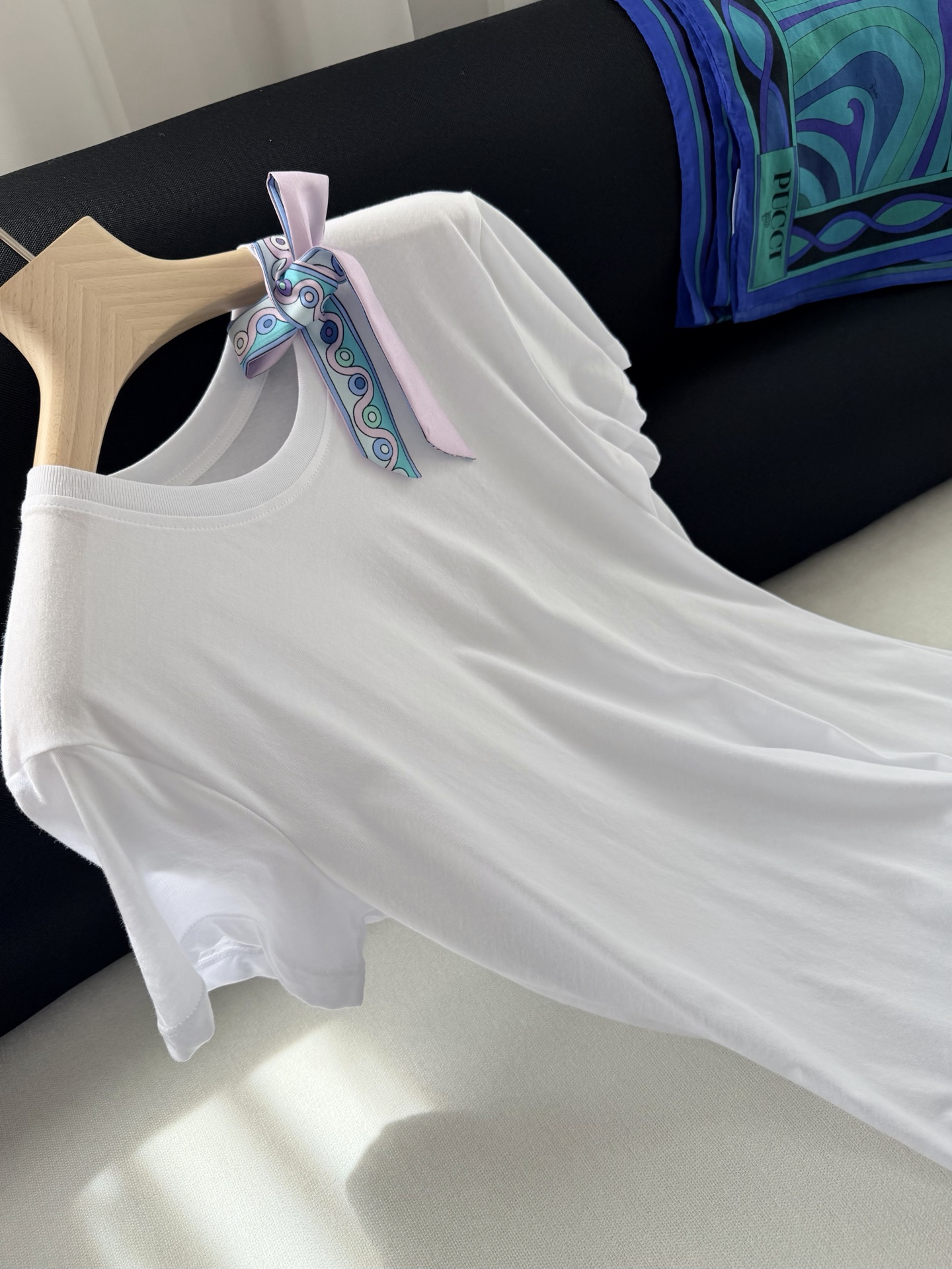 现货‼️‼️/飘带圆领T恤✨100%平纹针织棉质、飘带100%真丝，肩饰有印花真丝系带蝴蝶结，直身裁剪下