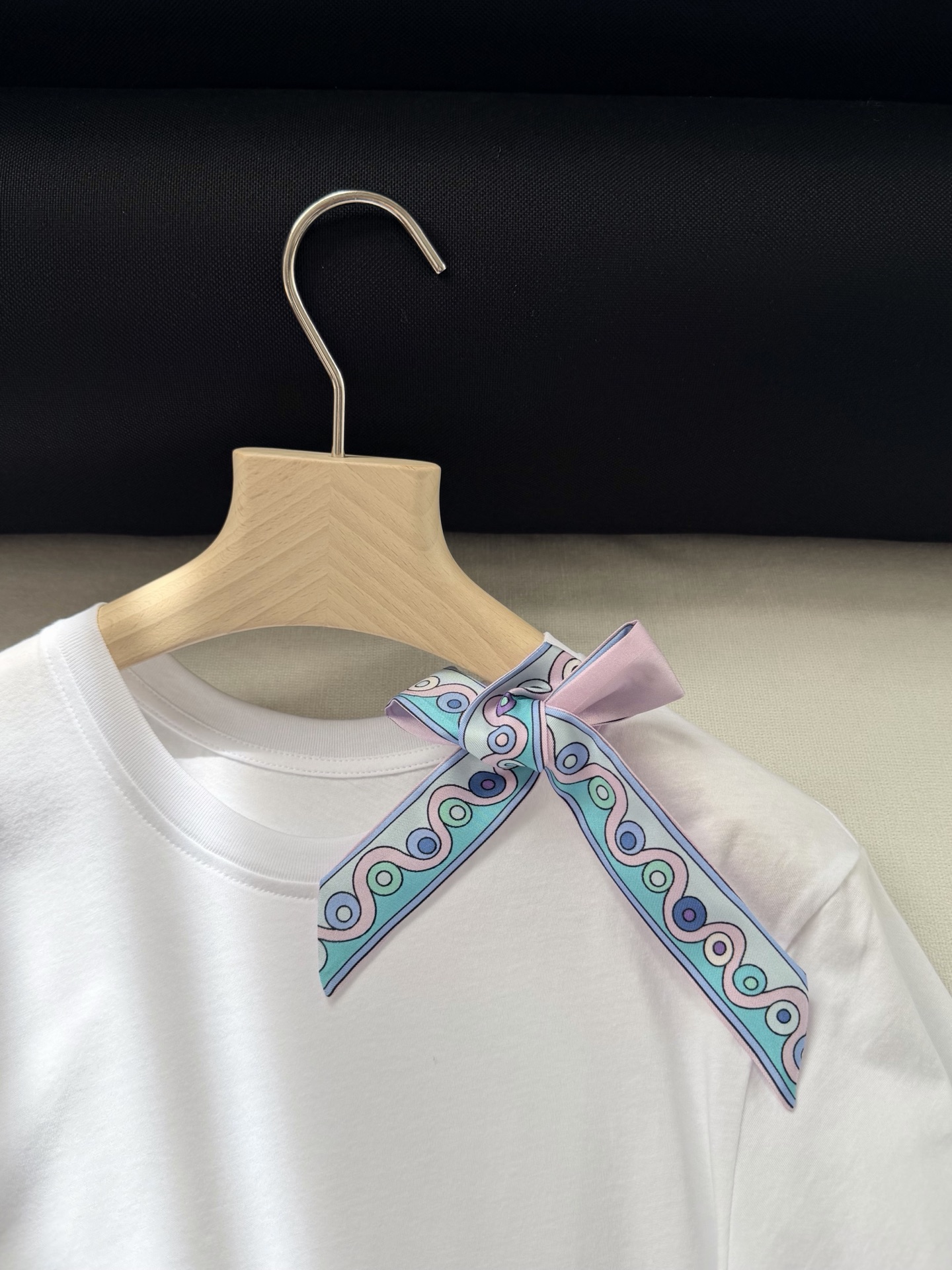 现货‼️‼️/飘带圆领T恤✨100%平纹针织棉质、飘带100%真丝，肩饰有印花真丝系带蝴蝶结，直身裁剪下