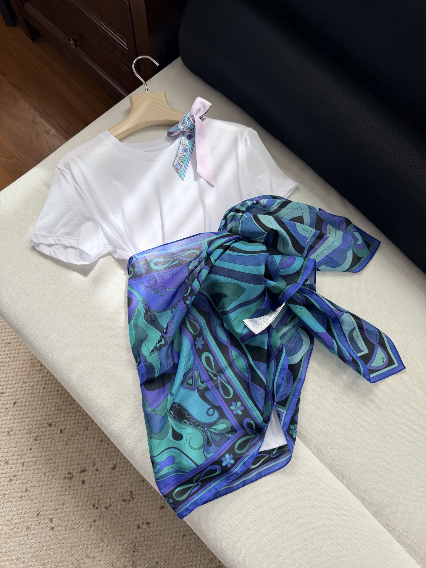 现货‼️‼️/飘带圆领T恤✨100%平纹针织棉质、飘带100%真丝，肩饰有印花真丝系带蝴蝶结，直身裁剪下