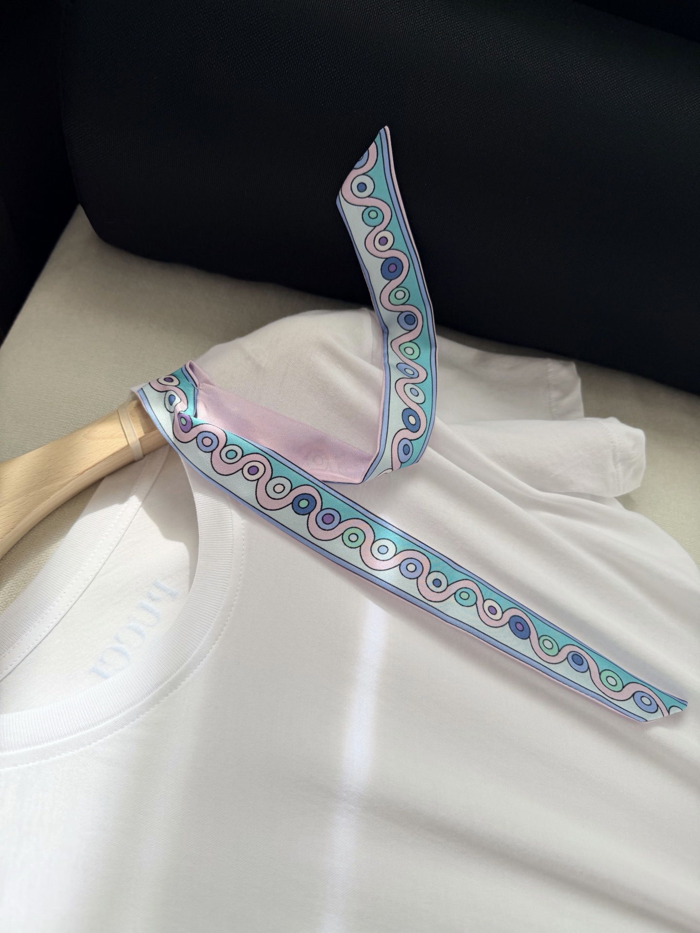 现货‼️‼️/飘带圆领T恤✨100%平纹针织棉质、飘带100%真丝，肩饰有印花真丝系带蝴蝶结，直身裁剪下