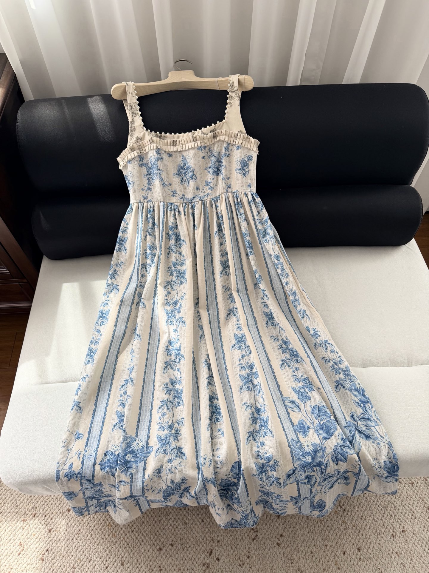 现货‼️‼️/钉珠缀饰亚麻连衣裙✨宫廷主义，淡雅蓝色碎花印花，是经典的版型了，方领口用小珍珠点缀，全手工