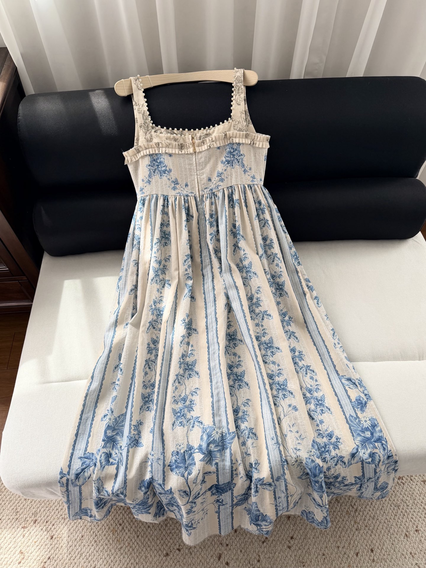 现货‼️‼️/钉珠缀饰亚麻连衣裙✨宫廷主义，淡雅蓝色碎花印花，是经典的版型了，方领口用小珍珠点缀，全手工