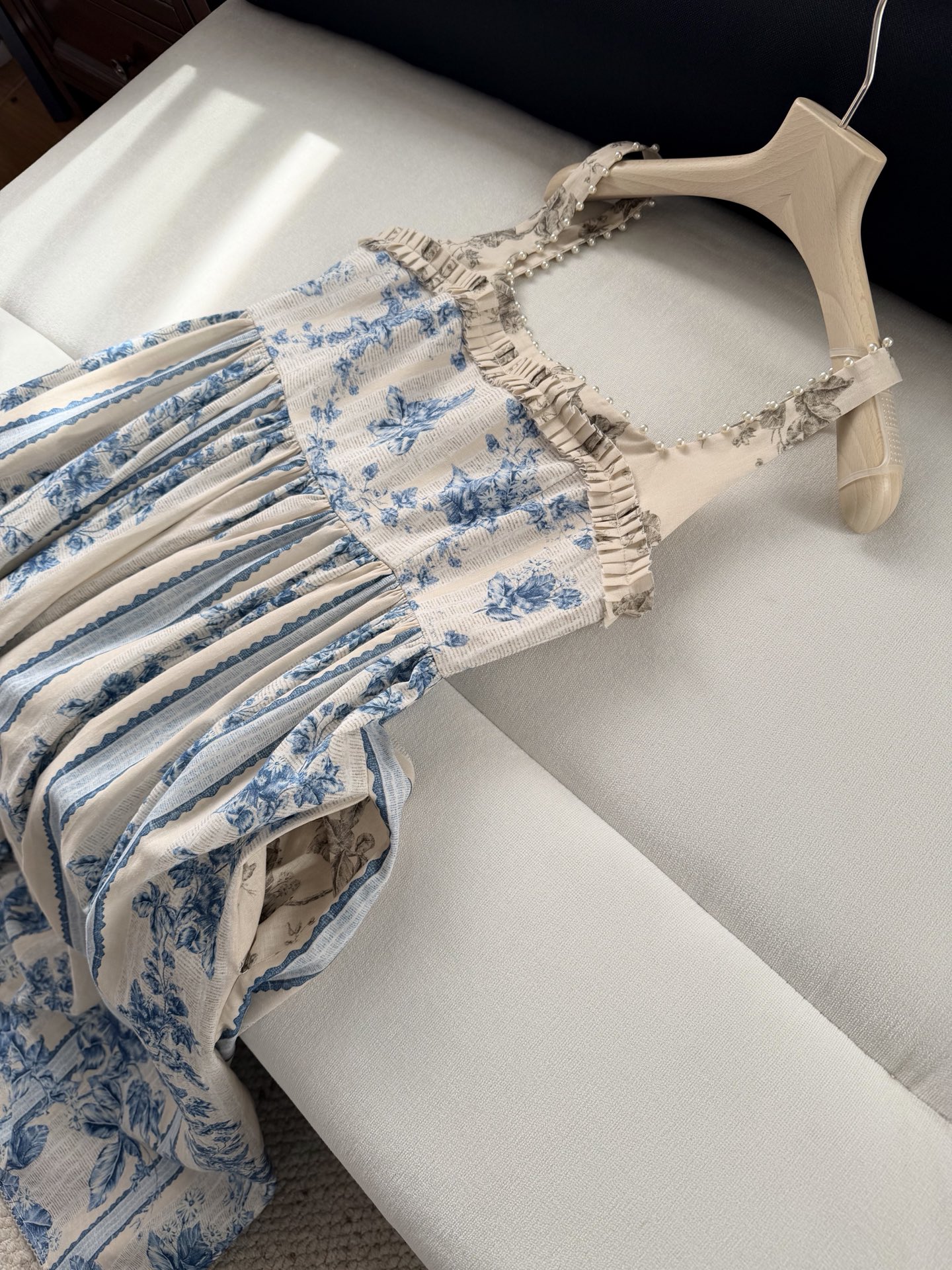 现货‼️‼️/钉珠缀饰亚麻连衣裙✨宫廷主义，淡雅蓝色碎花印花，是经典的版型了，方领口用小珍珠点缀，全手工