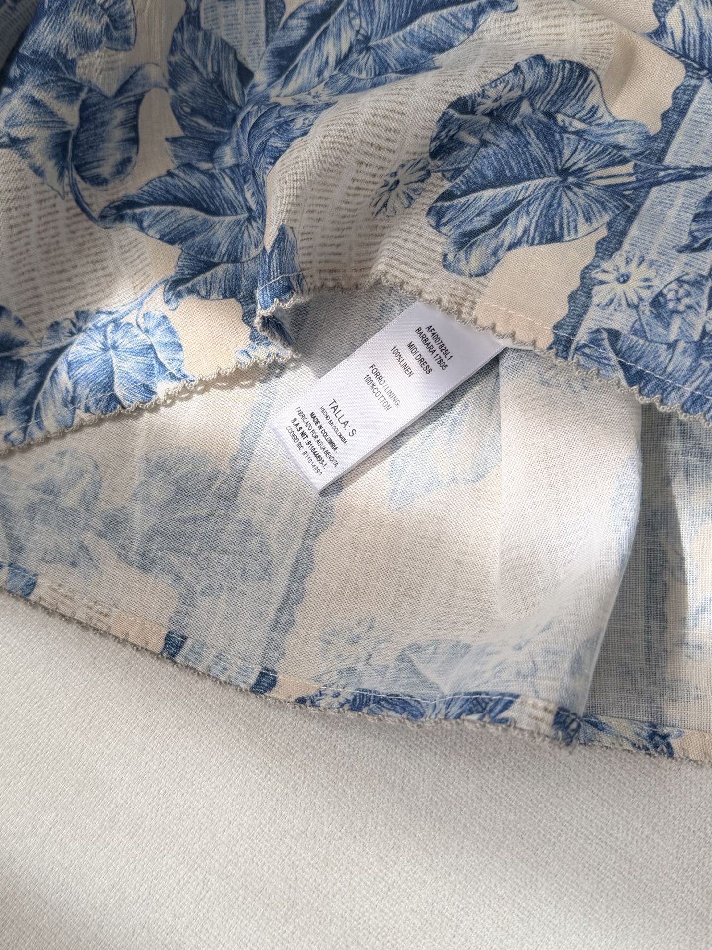 现货‼️‼️/钉珠缀饰亚麻连衣裙✨宫廷主义，淡雅蓝色碎花印花，是经典的版型了，方领口用小珍珠点缀，全手工