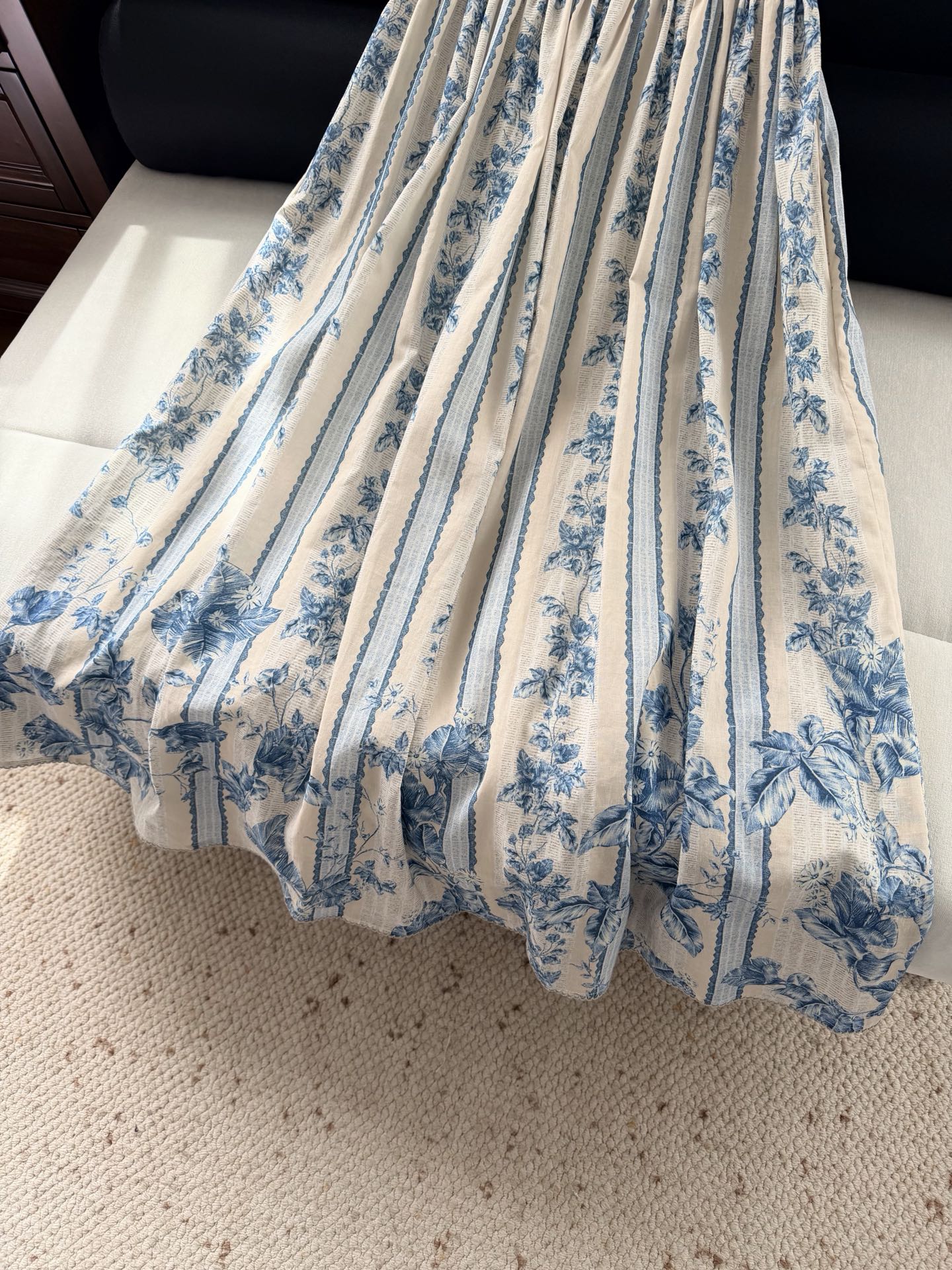 现货‼️‼️/钉珠缀饰亚麻连衣裙✨宫廷主义，淡雅蓝色碎花印花，是经典的版型了，方领口用小珍珠点缀，全手工