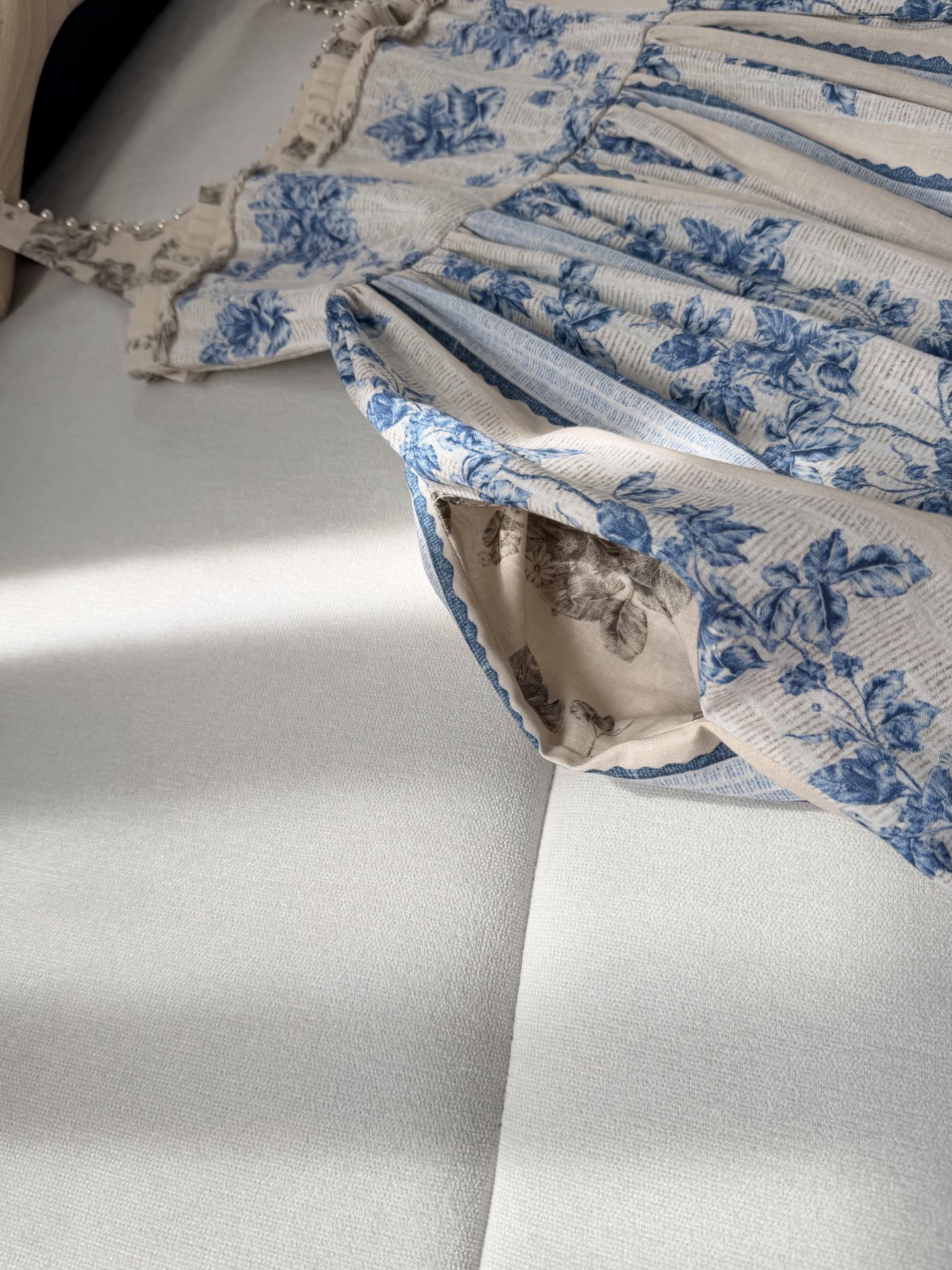 现货‼️‼️/钉珠缀饰亚麻连衣裙✨宫廷主义，淡雅蓝色碎花印花，是经典的版型了，方领口用小珍珠点缀，全手工