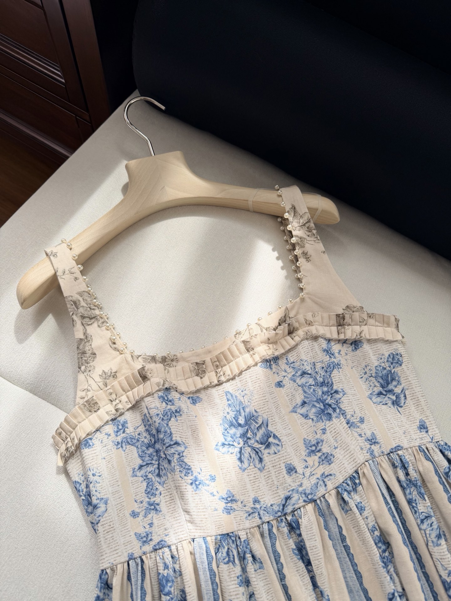 现货‼️‼️/钉珠缀饰亚麻连衣裙✨宫廷主义，淡雅蓝色碎花印花，是经典的版型了，方领口用小珍珠点缀，全手工