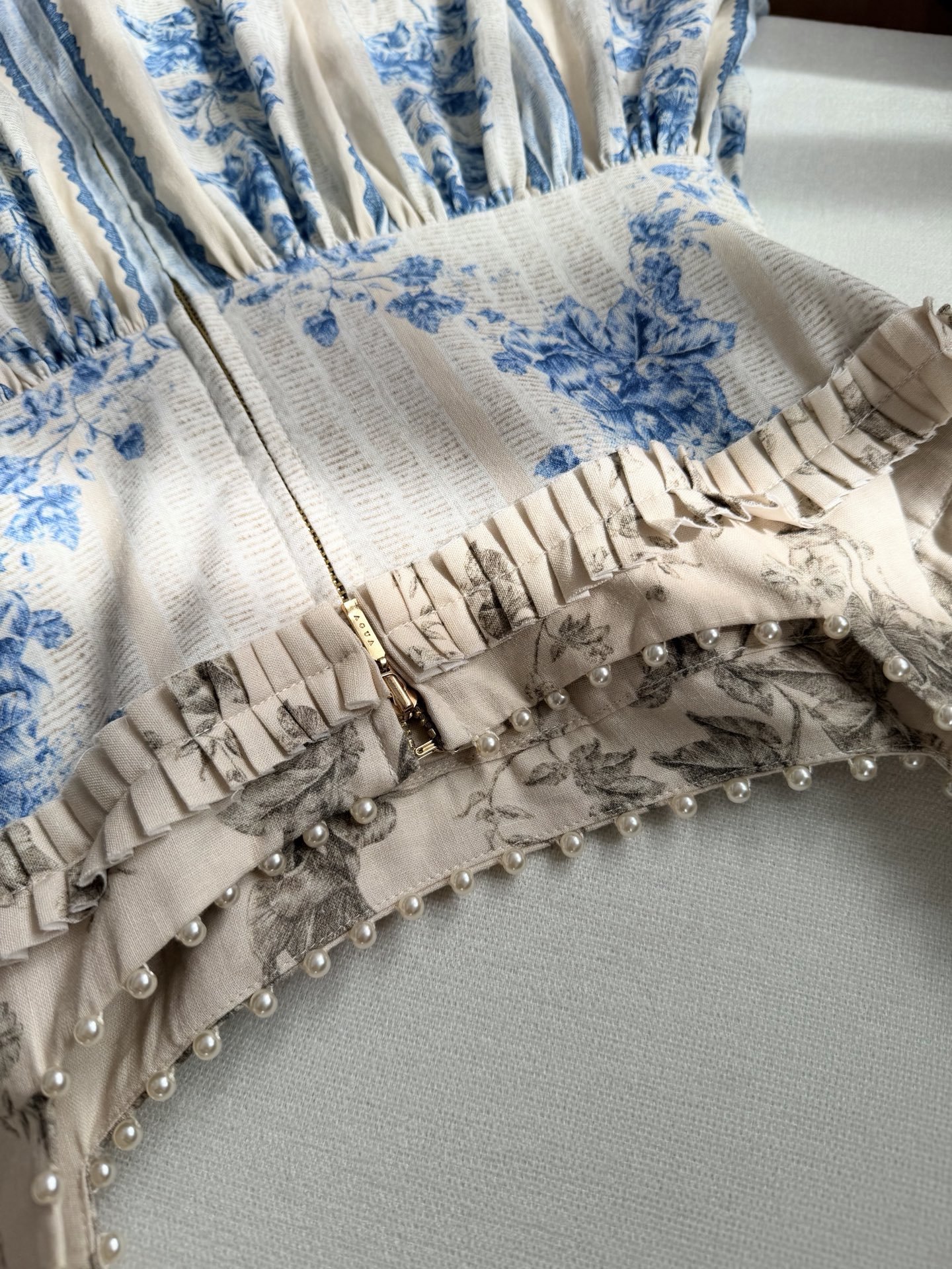 现货‼️‼️/钉珠缀饰亚麻连衣裙✨宫廷主义，淡雅蓝色碎花印花，是经典的版型了，方领口用小珍珠点缀，全手工