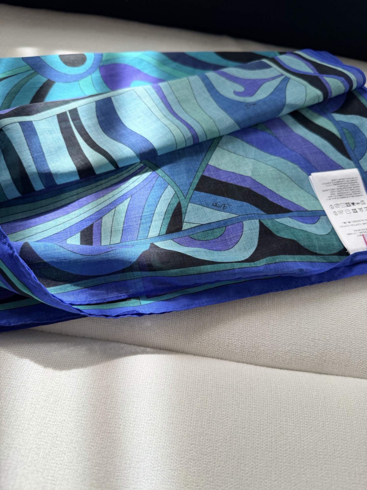 现货‼️‼️/围裹纱笼✨100%精纺棉质、混合多色印花轻盈沙滩罩衫纱裙，可搭配泳衣、比基尼穿着。码数：均