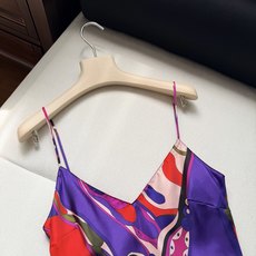 现货‼️‼️/斗篷两件套装连衣裙✨一套出售不拆分、100%斜纹绸真丝、全身标志性几何漩涡印花,配有可拆卸 现货‼️‼️/斗篷两件套装连衣裙✨一套出售不拆分、100%斜纹绸真丝、全身标志性几何漩涡印花,配有可拆卸