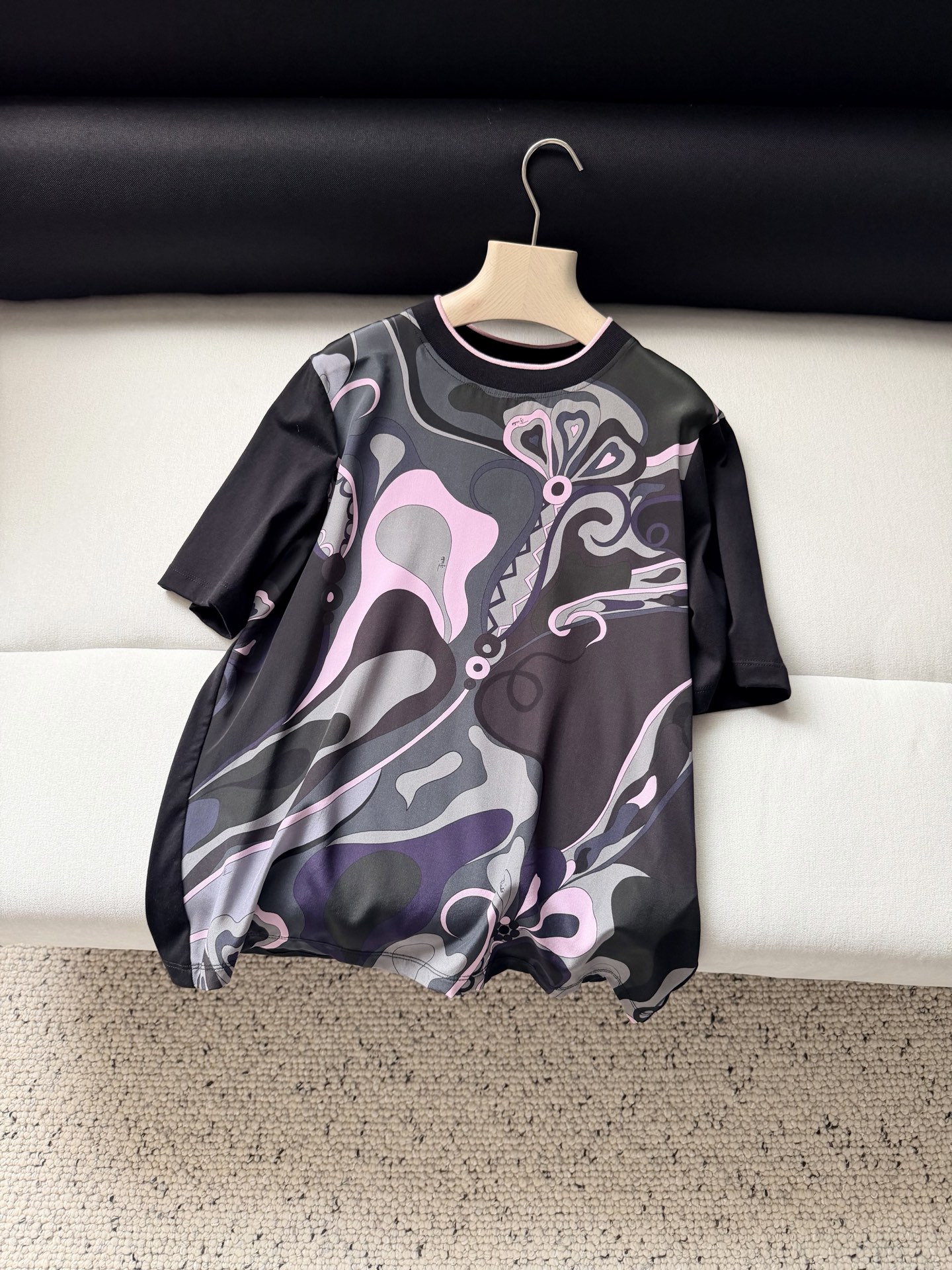 现货‼️‼️/印花t恤✨平纹棉质t恤、带印花丝绸嵌片T-shirt，螺纹圆领结构，休闲宽松直身版型。码数