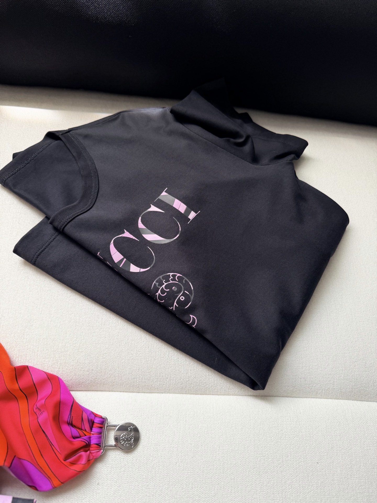 现货‼️‼️/logo图案印花t恤✨渐变色标识印花,采用平纹棉质针织面料制作,螺纹圆领 短袖直身下摆,可 现货‼️‼️/logo图案印花t恤✨渐变色标识印花,采用平纹棉质针织面料制作,螺纹圆领 短袖直身下摆,可