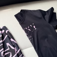 现货‼️‼️/logo图案印花t恤✨渐变色标识印花,采用平纹棉质针织面料制作,螺纹圆领 短袖直身下摆,可 现货‼️‼️/logo图案印花t恤✨渐变色标识印花,采用平纹棉质针织面料制作,螺纹圆领 短袖直身下摆,可