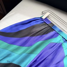 现货‼️‼️/Pesci定位印花真丝休闲裤✨100%真丝丝绸斜纹布、标志性的迷幻旋转图案定位印花,采用宽 现货‼️‼️/Pesci定位印花真丝休闲裤✨100%真丝丝绸斜纹布、标志性的迷幻旋转图案定位印花,采用宽
