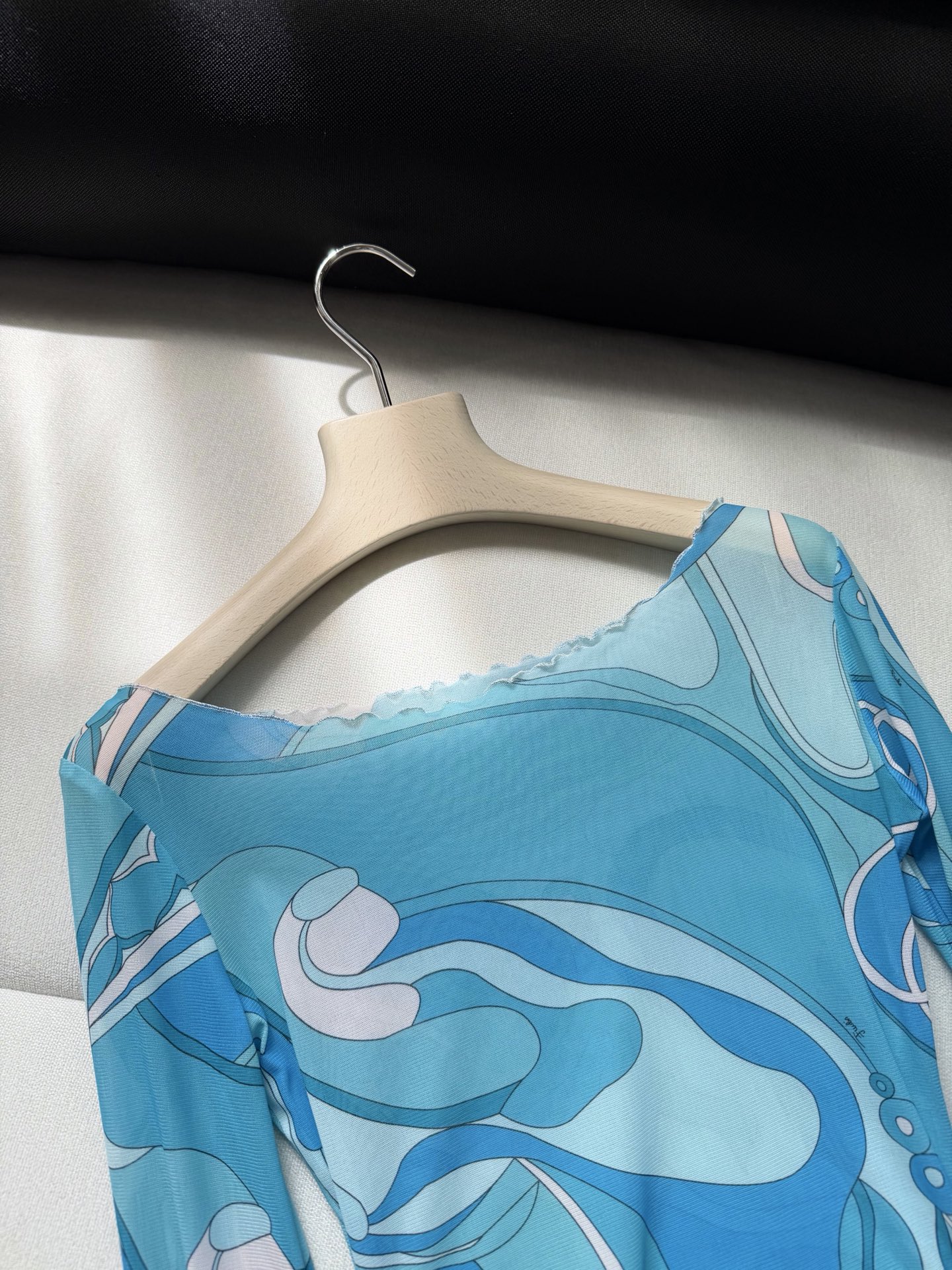 现货‼️‼️/蓝色薄纱透视上衣✨典藏的“Marmo”漩涡图案环绕印花,薄纱罩衫式上衣,轻盈有弹力的网布制 现货‼️‼️/蓝色薄纱透视上衣✨典藏的“Marmo”漩涡图案环绕印花,薄纱罩衫式上衣,轻盈有弹力的网布制