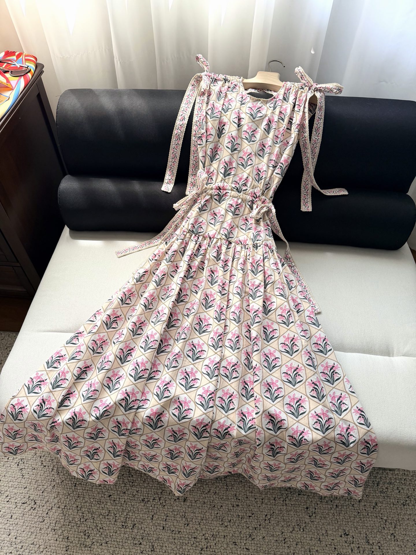 现货‼️‼️/水仙花连衣裙✨这条廓形蛮飒的，肩带抽绳系带，后背镂空腰侧系带，腰腹是松弛的，可以根据自己想