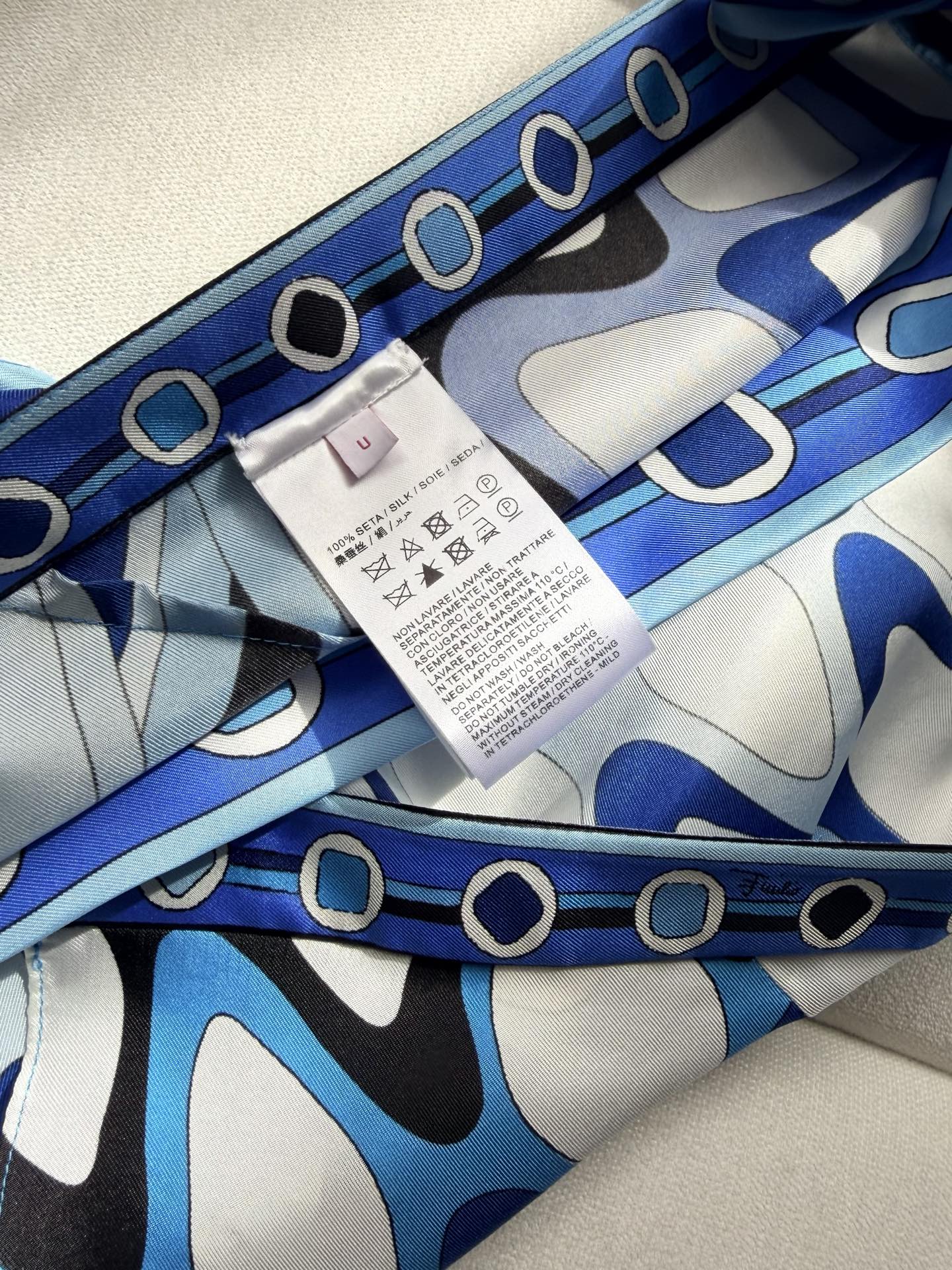 现货‼️‼️🛒款号蓝色挂脖上衣✨100%斜纹绸真丝、全身标志性几何漩涡印花，挂脖露背系带设计，每一件作品