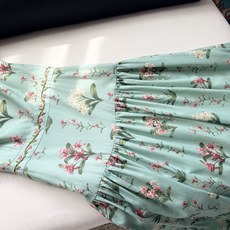 现货‼️‼️/绿色吊带连衣裙✨全身定位印花裁片,肩带腰间手工刺绣钉珠,太重磅了,融合传统手工艺与现代剪裁 现货‼️‼️/绿色吊带连衣裙✨全身定位印花裁片,肩带腰间手工刺绣钉珠,太重磅了,融合传统手工艺与现代剪裁