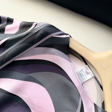 现货‼️‼️/真丝长袍连衣裙✨甄选100%斜纹绸真丝制成,这件长袍具有雕塑般的魅力和飘逸的剪裁,披肩袖和 现货‼️‼️/真丝长袍连衣裙✨甄选100%斜纹绸真丝制成,这件长袍具有雕塑般的魅力和飘逸的剪裁,披肩袖和