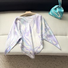 斗篷罩衫✨100%重磅斜纹真丝,鸢尾花紫色调(无闭合)套头,前后片幅定位漩涡迷幻纹印花图案,勾勒出对比鲜 斗篷罩衫✨100%重磅斜纹真丝,鸢尾花紫色调(无闭合)套头,前后片幅定位漩涡迷幻纹印花图案,勾勒出对比鲜