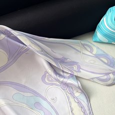 斗篷罩衫✨100%重磅斜纹真丝,鸢尾花紫色调(无闭合)套头,前后片幅定位漩涡迷幻纹印花图案,勾勒出对比鲜 斗篷罩衫✨100%重磅斜纹真丝,鸢尾花紫色调(无闭合)套头,前后片幅定位漩涡迷幻纹印花图案,勾勒出对比鲜