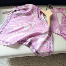 Vivara斗篷罩衫✨18姆斜纹真丝面料(无闭合)套头,前后片幅定位漩涡迷幻纹印花图案,勾勒出对比鲜明的 Vivara斗篷罩衫✨18姆斜纹真丝面料(无闭合)套头,前后片幅定位漩涡迷幻纹印花图案,勾勒出对比鲜明的