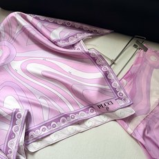 Vivara斗篷罩衫✨18姆斜纹真丝面料(无闭合)套头,前后片幅定位漩涡迷幻纹印花图案,勾勒出对比鲜明的 Vivara斗篷罩衫✨18姆斜纹真丝面料(无闭合)套头,前后片幅定位漩涡迷幻纹印花图案,勾勒出对比鲜明的