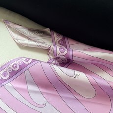 Vivara斗篷罩衫✨18姆斜纹真丝面料(无闭合)套头,前后片幅定位漩涡迷幻纹印花图案,勾勒出对比鲜明的 Vivara斗篷罩衫✨18姆斜纹真丝面料(无闭合)套头,前后片幅定位漩涡迷幻纹印花图案,勾勒出对比鲜明的