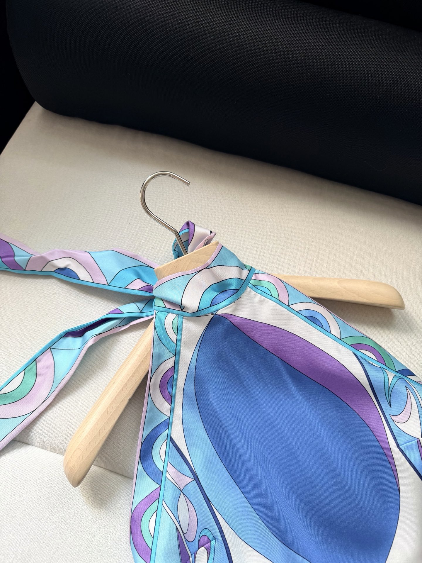 系带挂脖上衣✨100%斜纹绸真丝、Vivara全身标志性几何漩涡印花，Pesci-Print Silk-