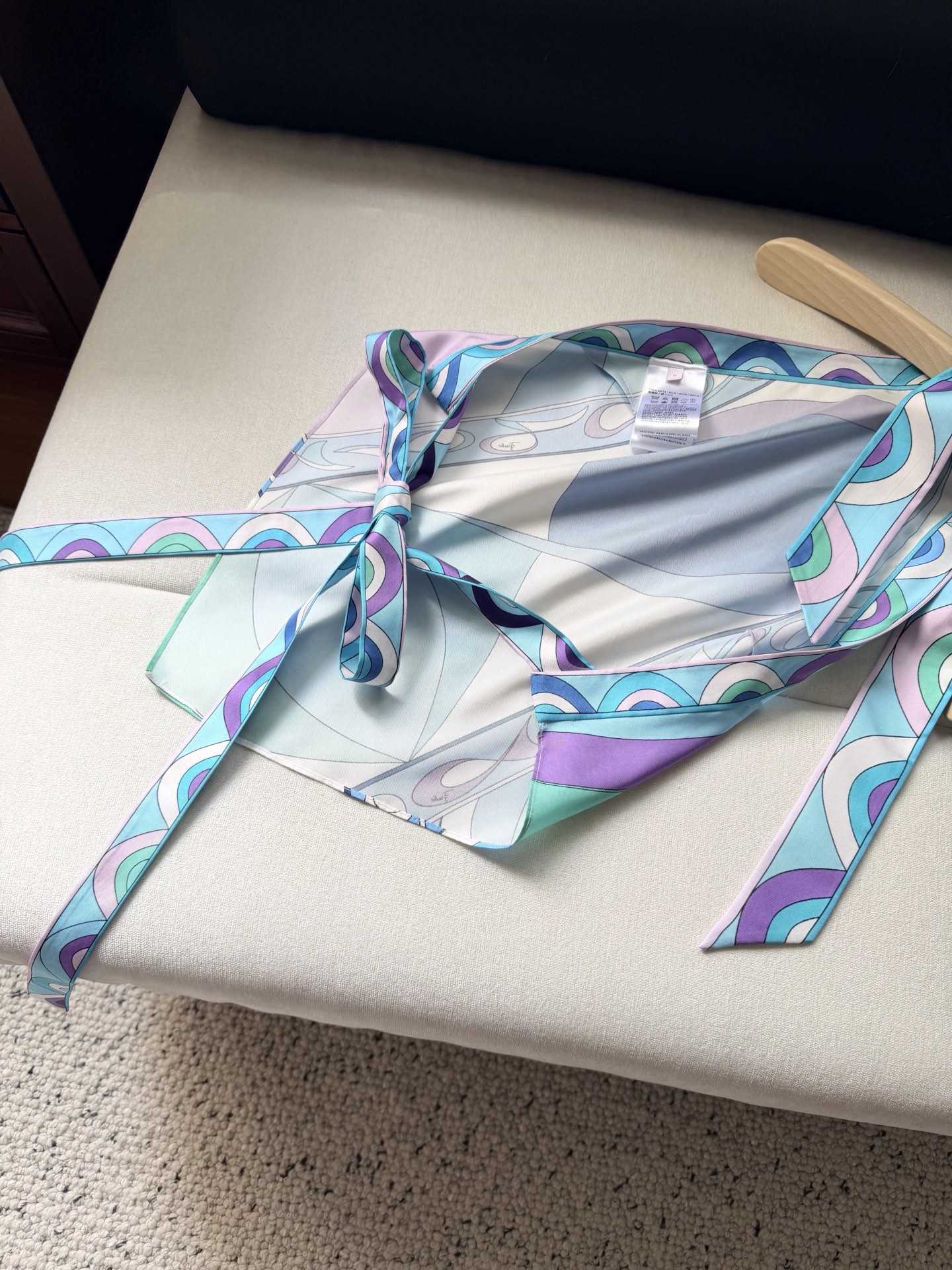 系带挂脖上衣✨100%斜纹绸真丝、Vivara全身标志性几何漩涡印花，Pesci-Print Silk-